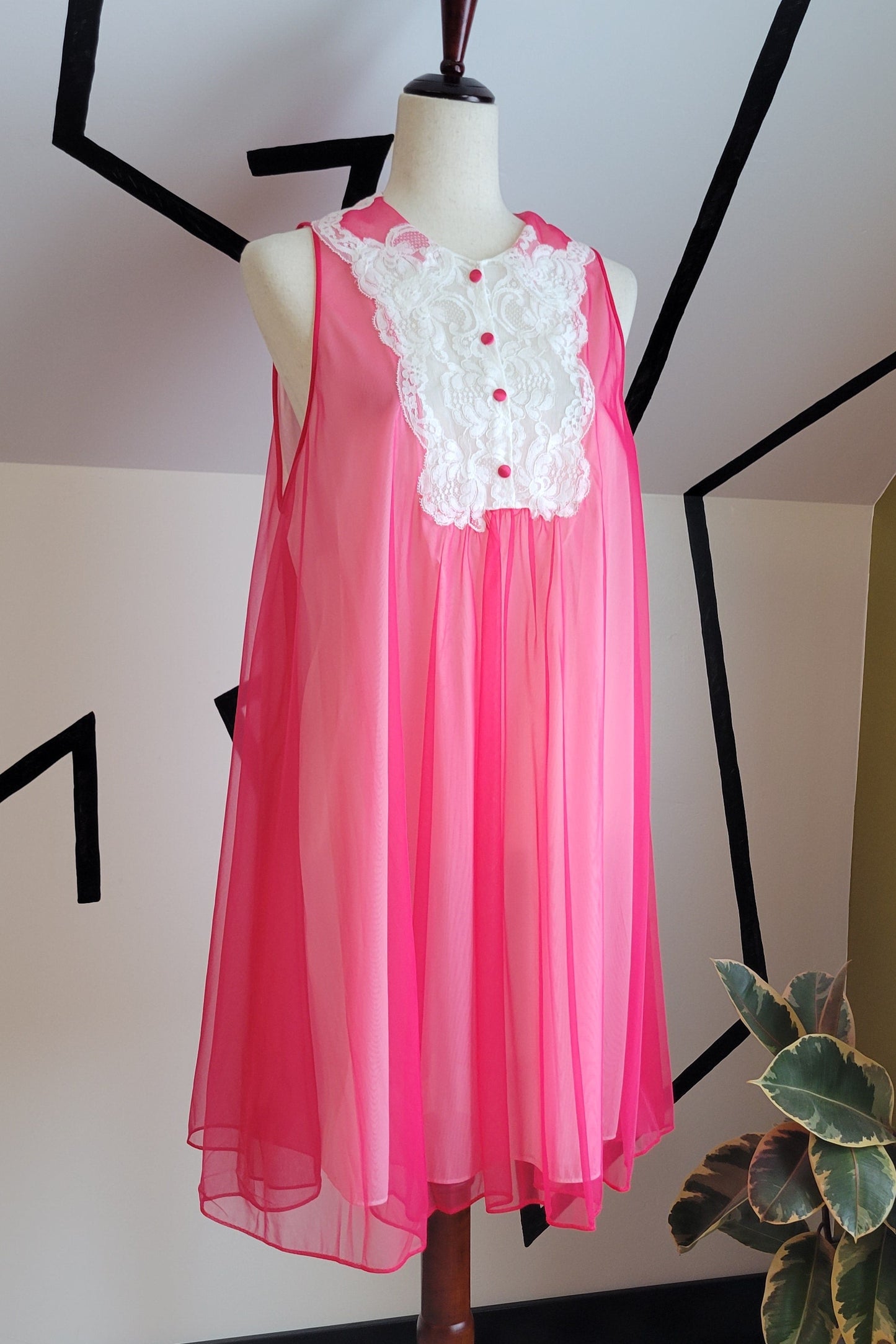 Kayser Vintage 60s Fuchsia Pink and Lace Babydoll Peignoir - Large