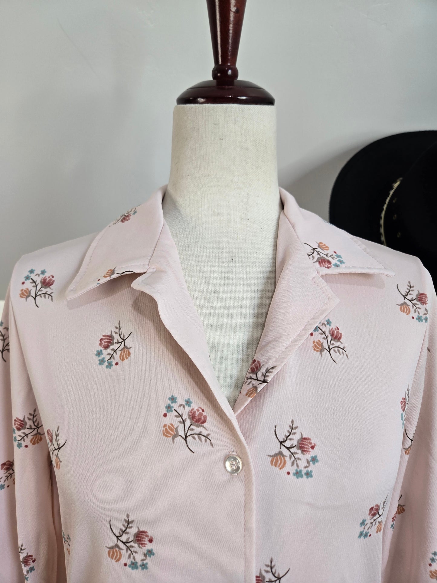 Ecco Bay Vintage 70s Pink Whimsy Floral Top - medium