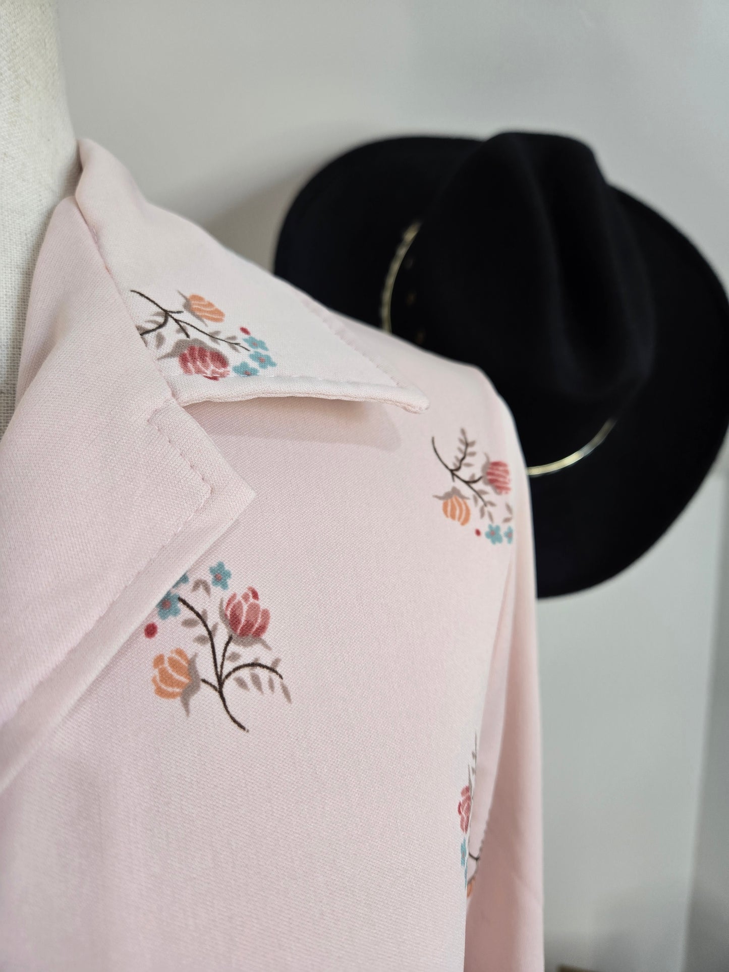 Ecco Bay Vintage 70s Pink Whimsy Floral Top - medium