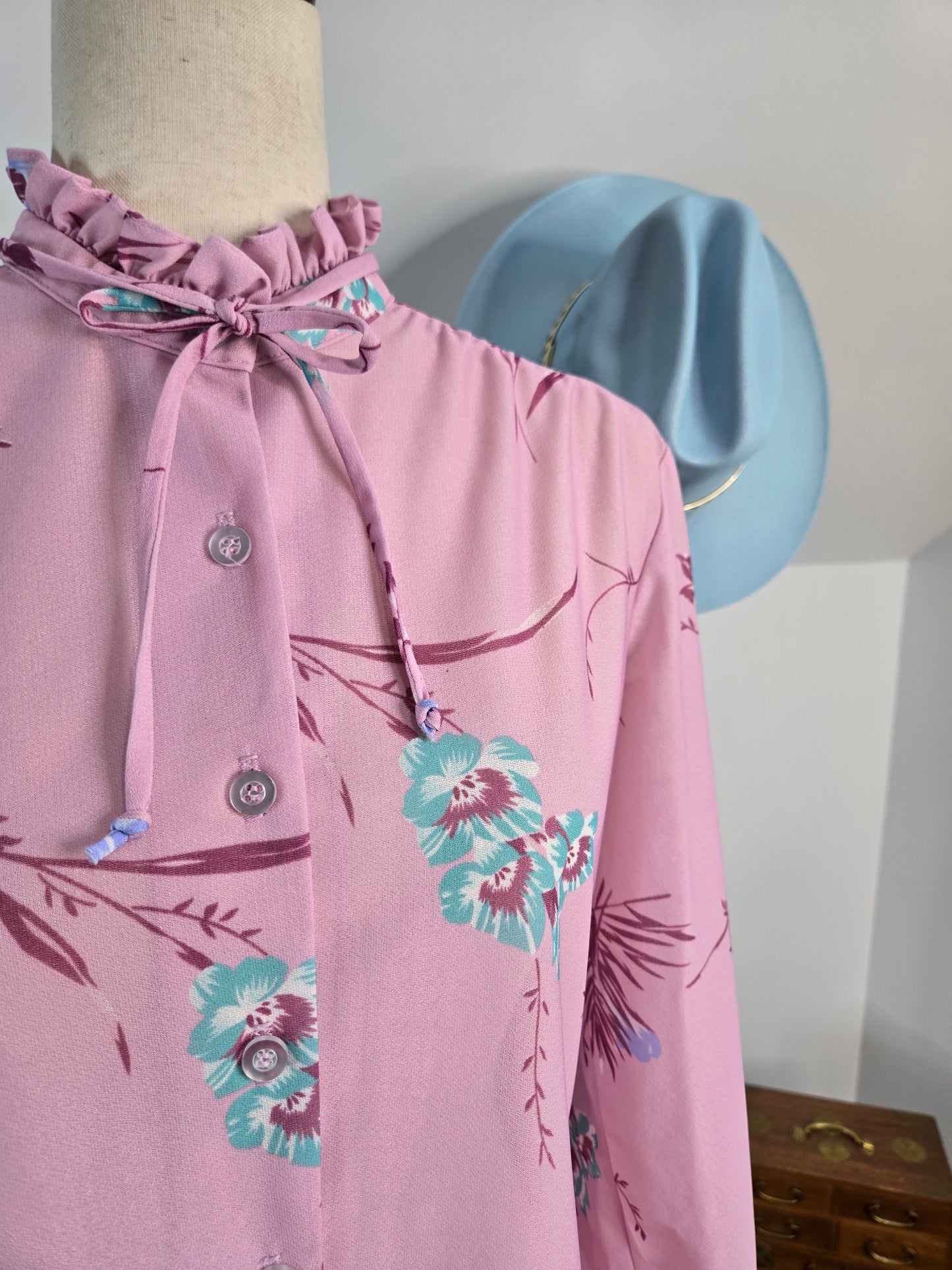 Alfred Dunner 70s Pink Floral Top with Neck Bow - medium/large