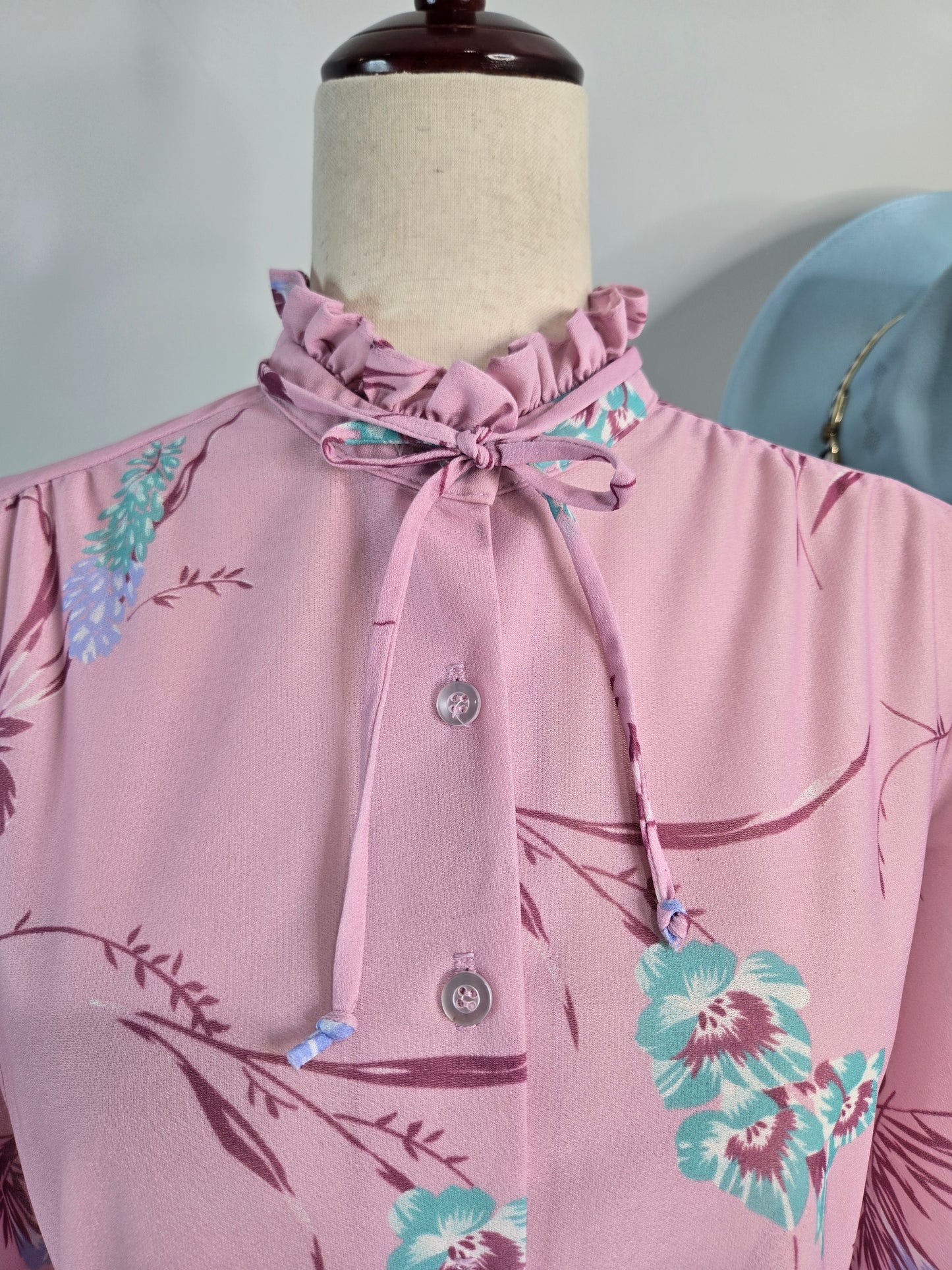 Alfred Dunner 70s Pink Floral Top with Neck Bow - medium/large