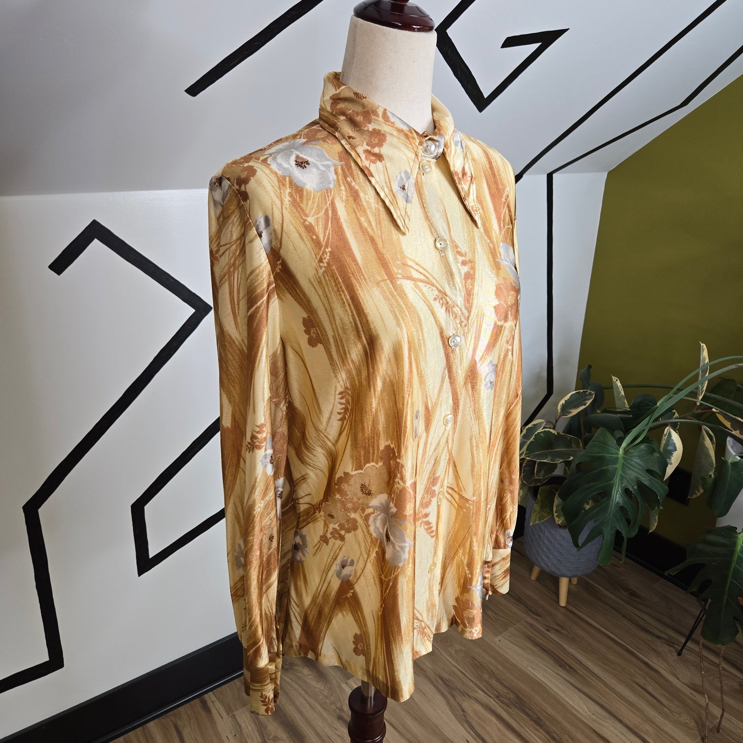 Vintage Brown Floral 1960s Shiny Nylon Sharp Dagger Collar Top - medium/large