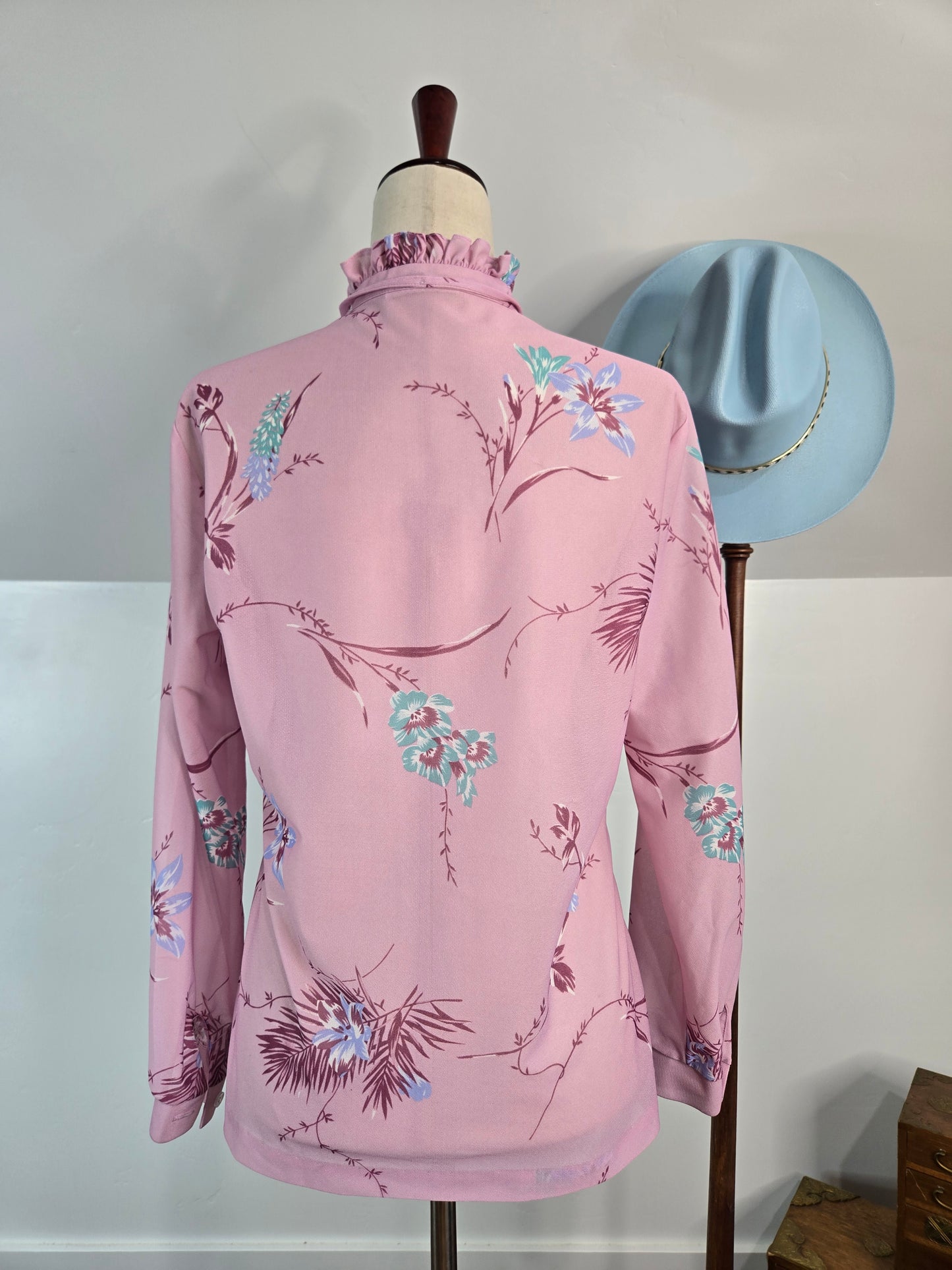 Alfred Dunner 70s Pink Floral Top with Neck Bow - medium/large