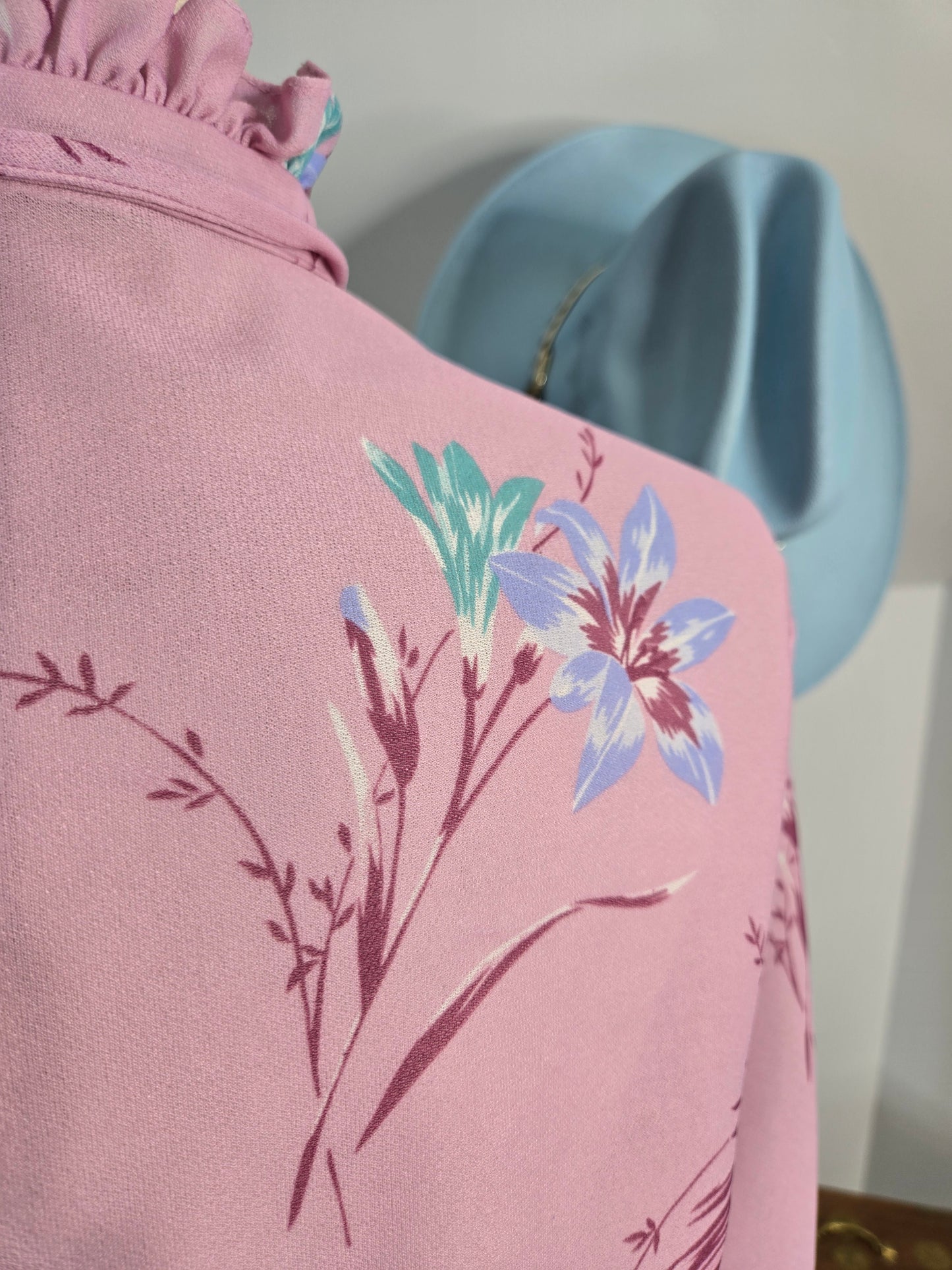 Alfred Dunner 70s Pink Floral Top with Neck Bow - medium/large