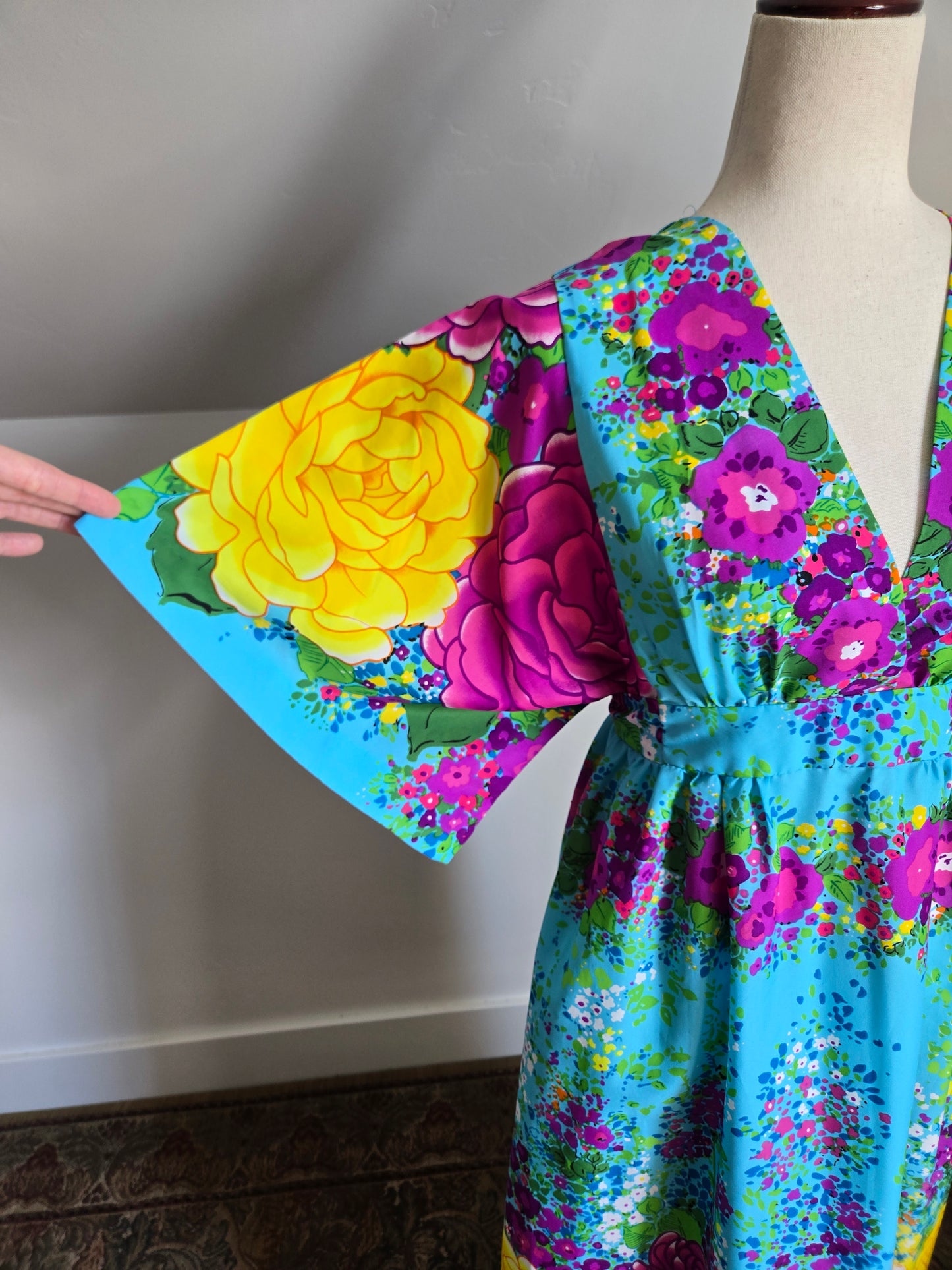 Hilo Hattie by Evelyn Margolis Vintage 70s Flower Power Dress - Small