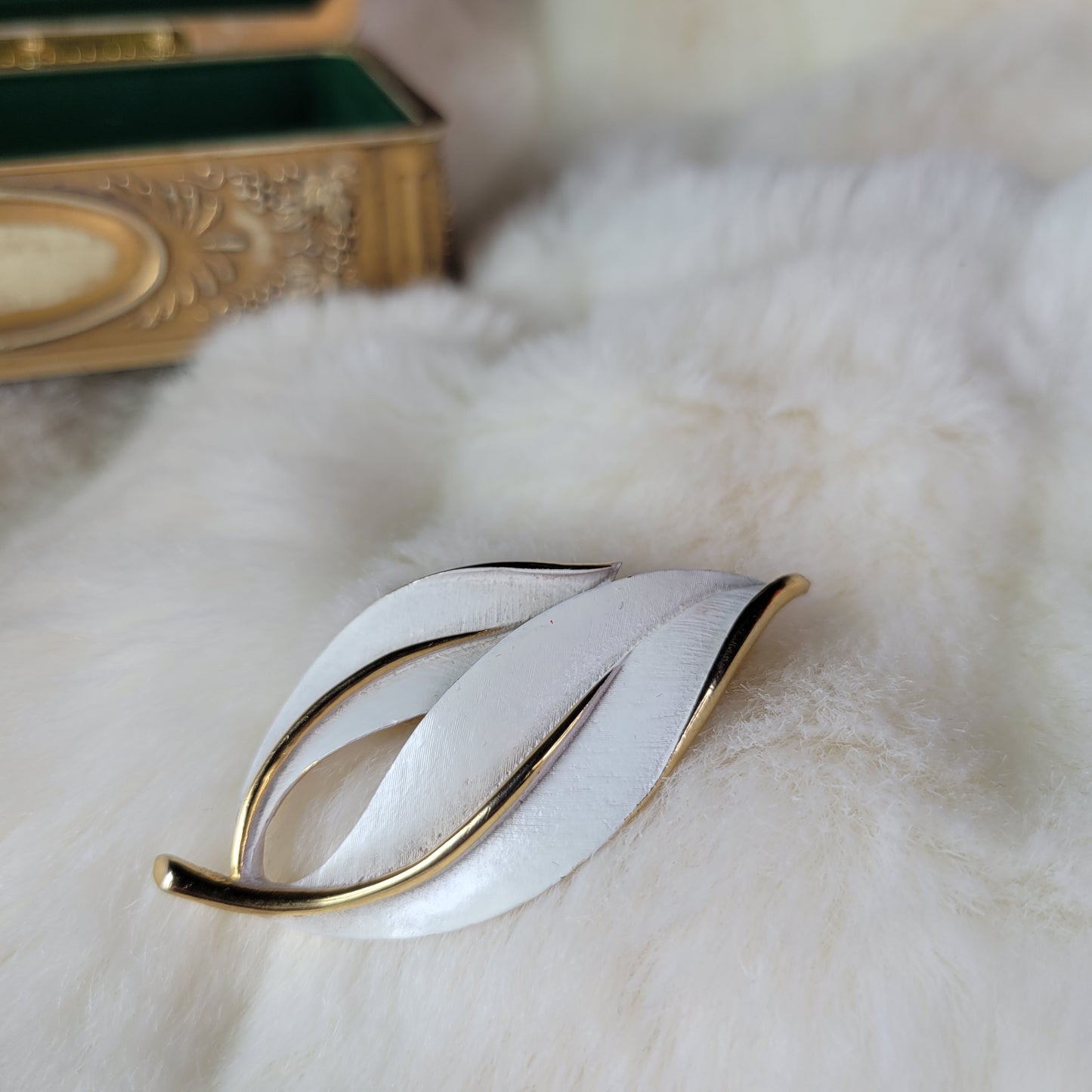 Sarah Coventry Signed White Pearlescent and Gold Vintage Brooch