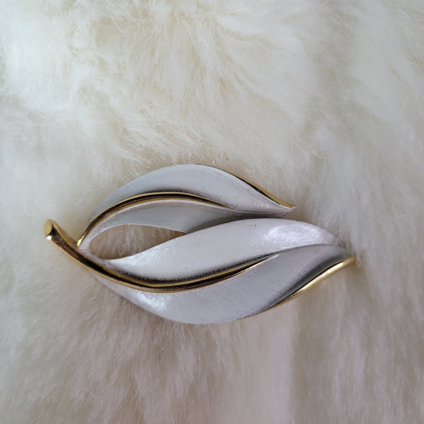 Sarah Coventry Signed White Pearlescent and Gold Vintage Brooch
