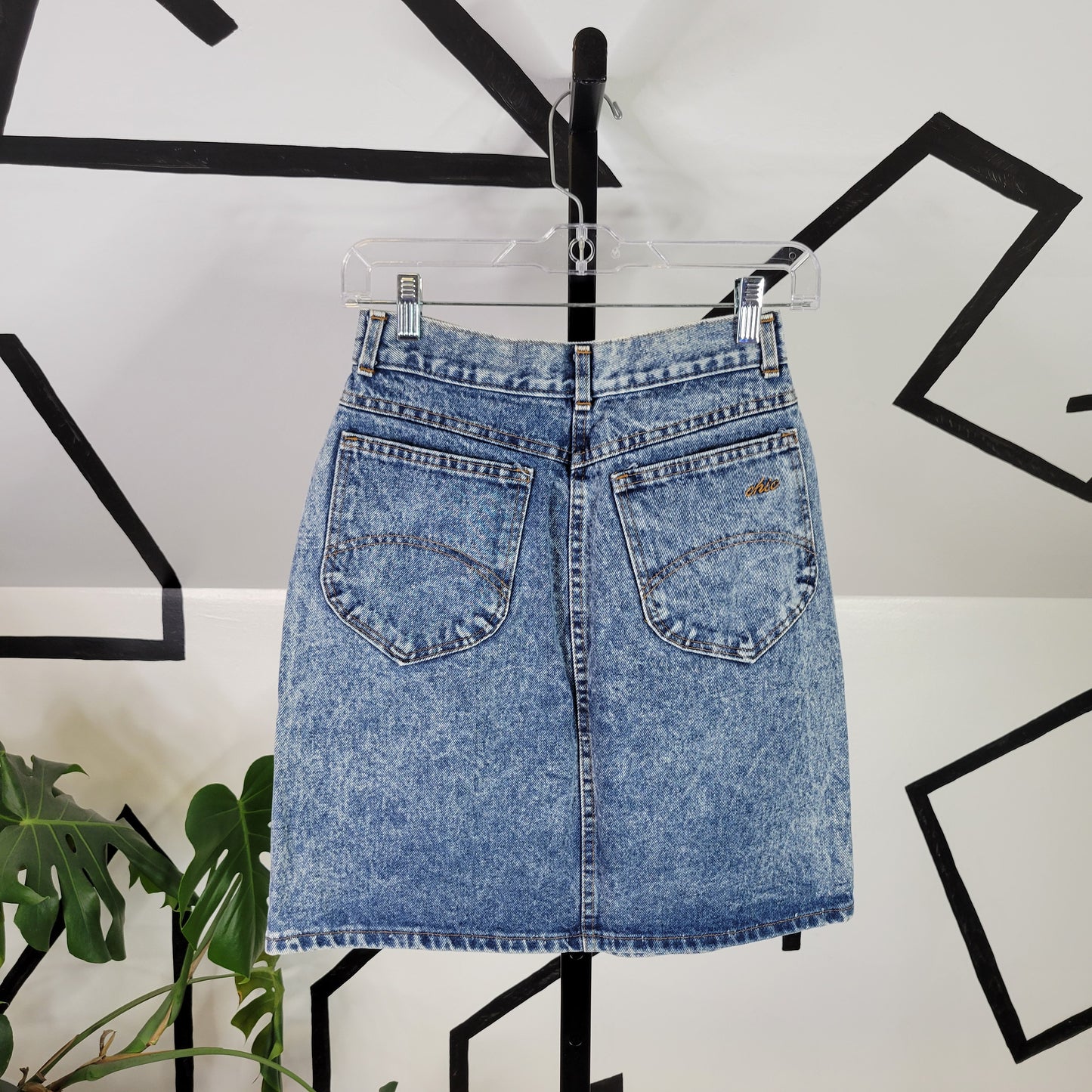 Chic 90s Vintage Denim Skirt - size 7