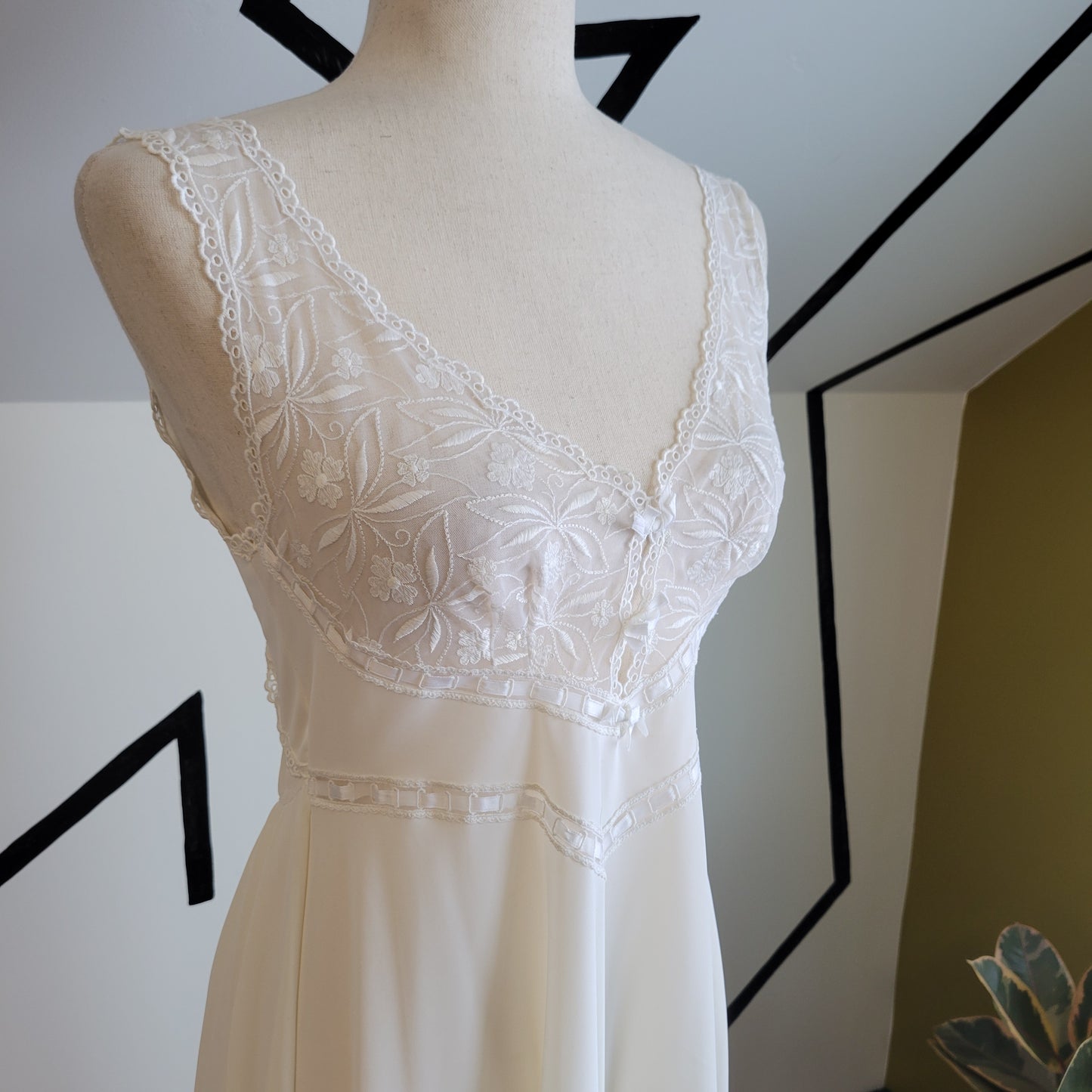 Italian (Sourced in Milan, Italy) Confezioni SEBA Vintage Ivory Lace Night Gown - XS