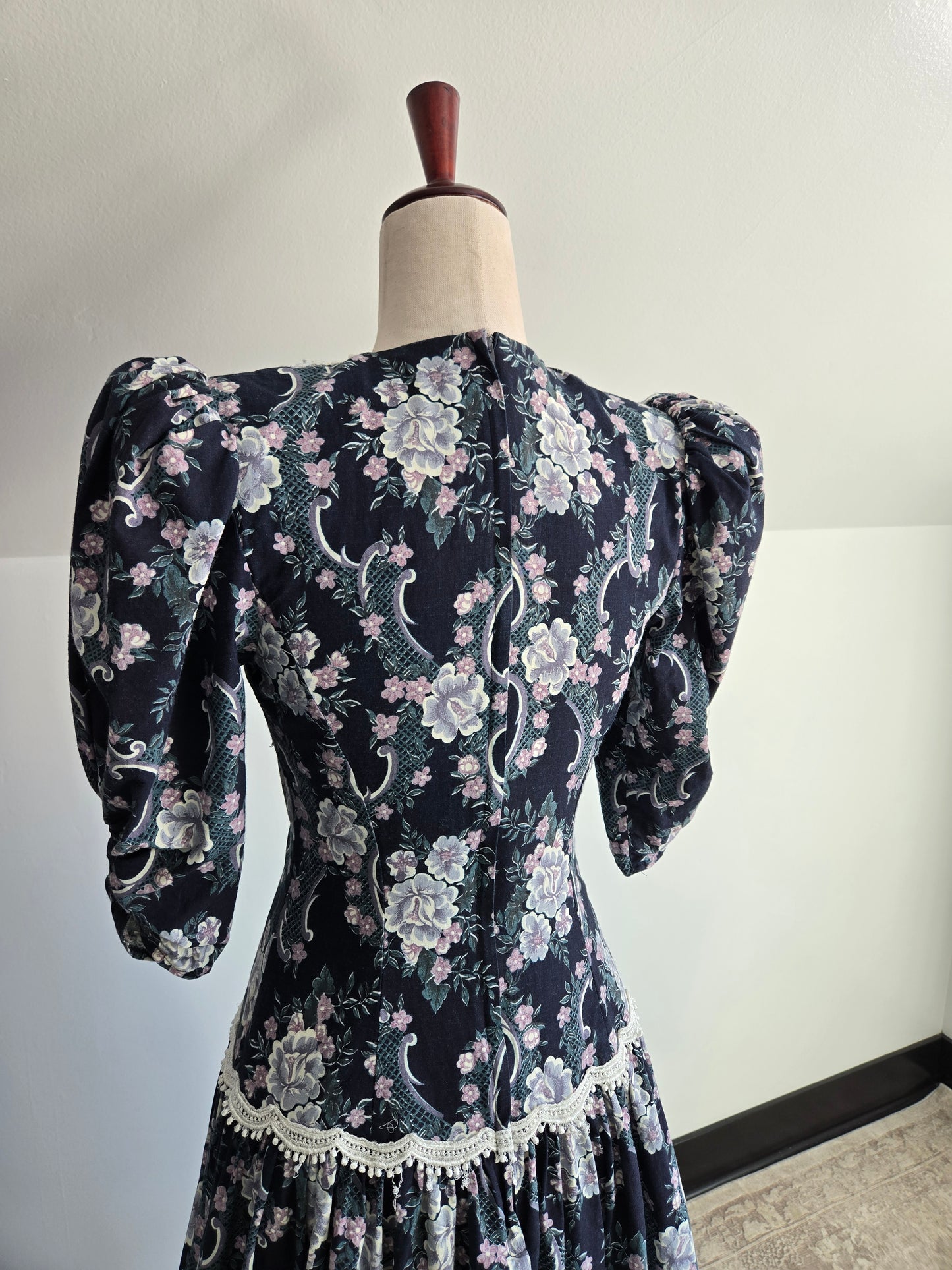 Vintage 80s Gunne Sax by Jessica McClintok Cotton Floral Dress - small