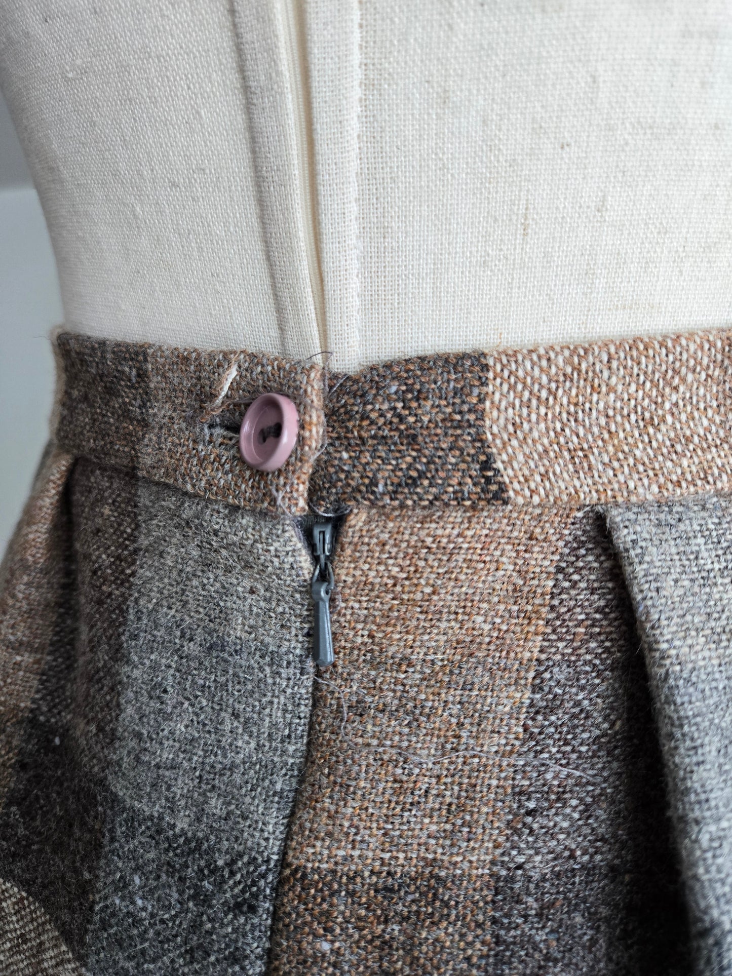 Edinburgh Woolen Mill Vintage Plaid Scottish Wool Skirt made in Great Britain - W32"