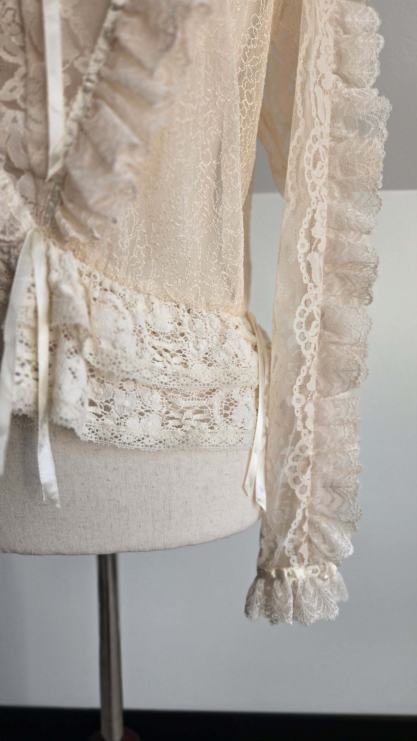 RARE! Vintage Dimensional Lace Blouse - Medium