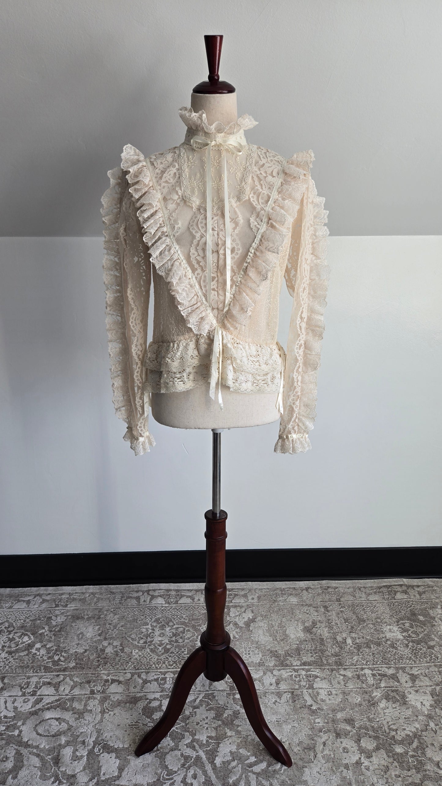 RARE! Vintage Dimensional Lace Blouse - Medium
