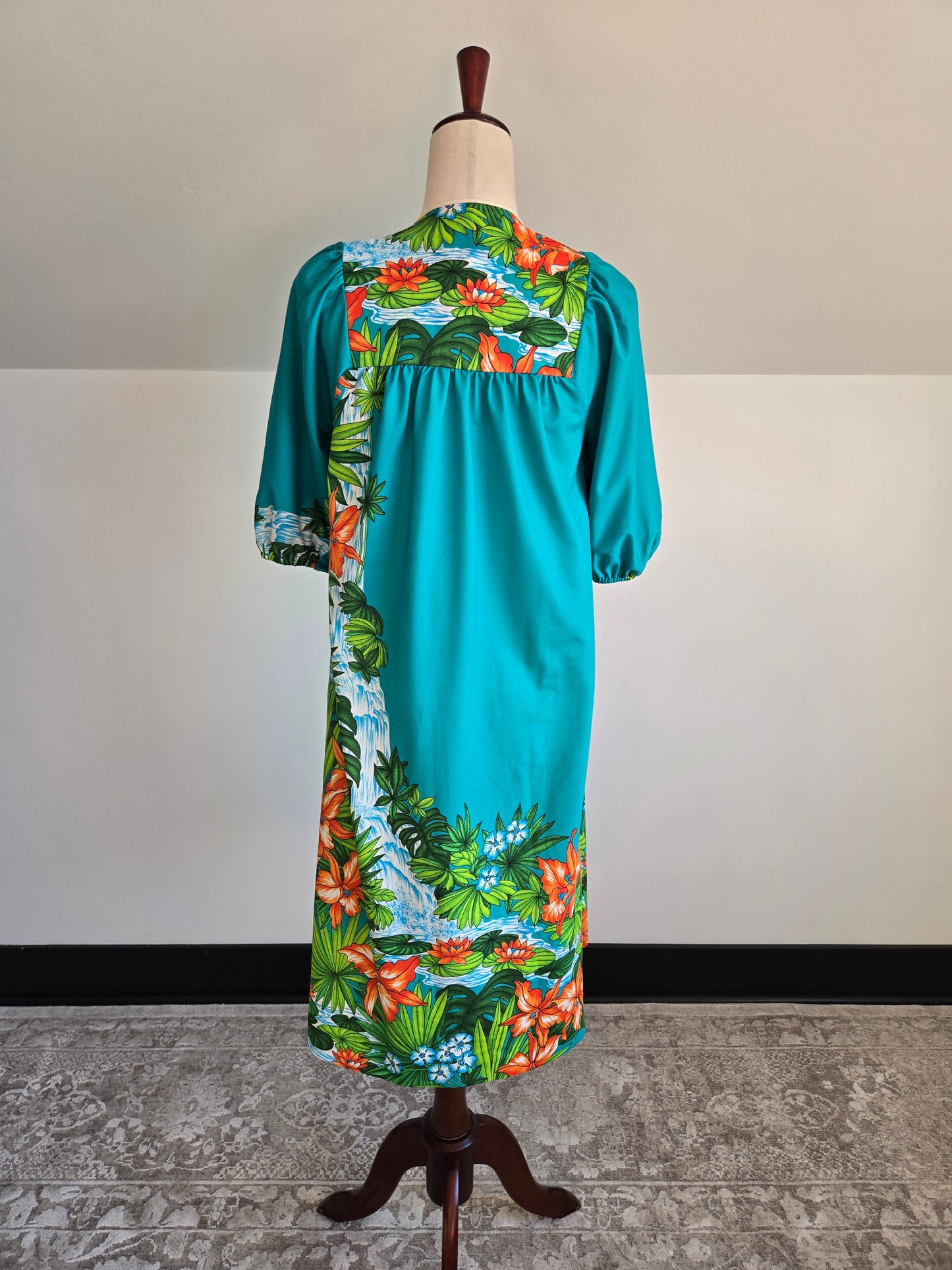 Sidan Hawaii Vintage Waterfall Muumuu - Medium