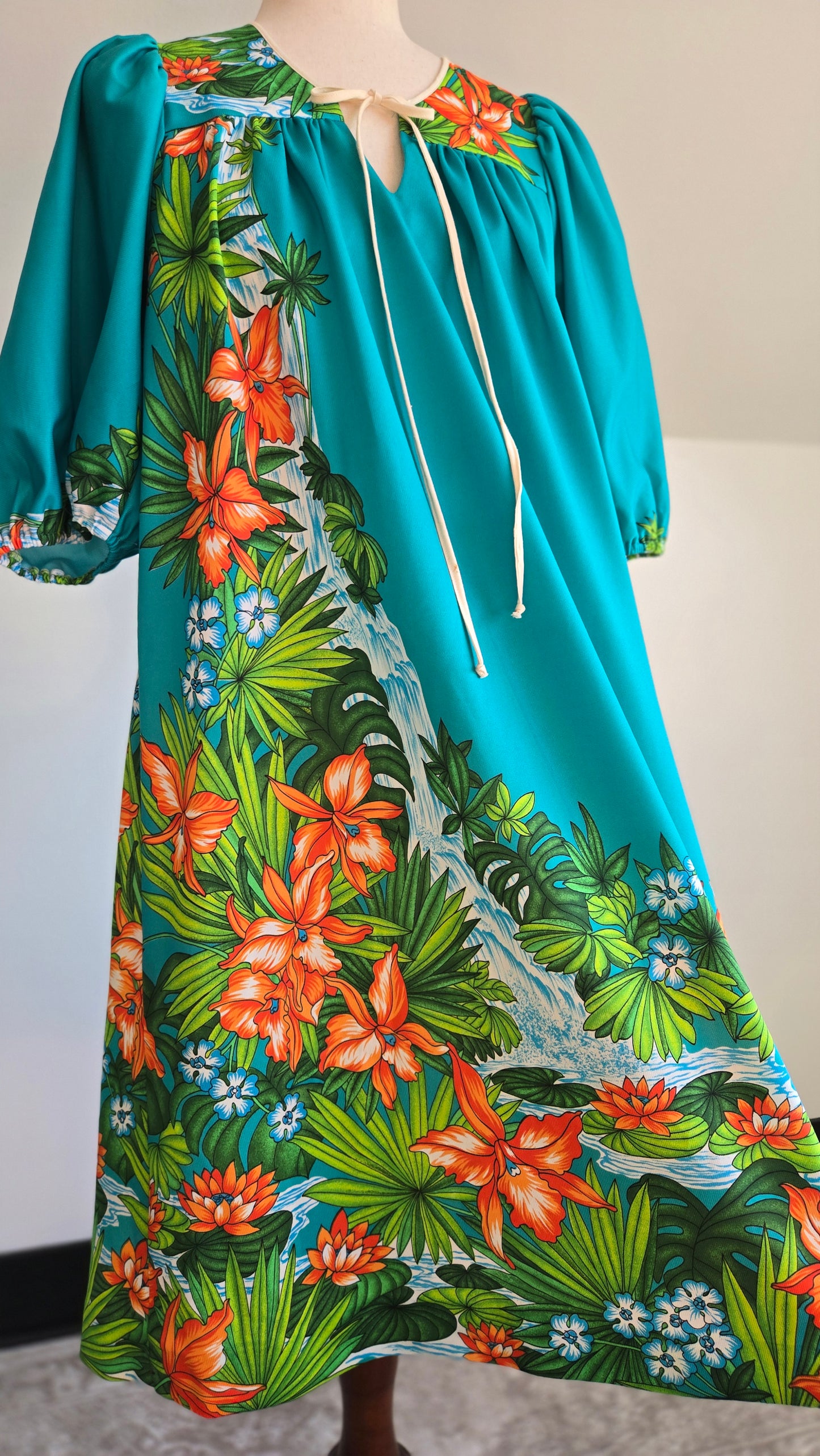 Sidan Hawaii Vintage Waterfall Muumuu - Medium