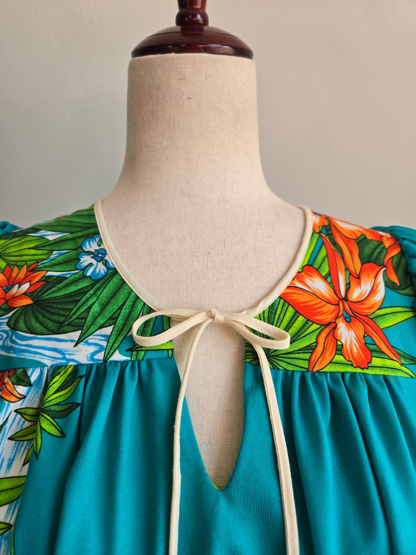 Sidan Hawaii Vintage Waterfall Muumuu - Medium