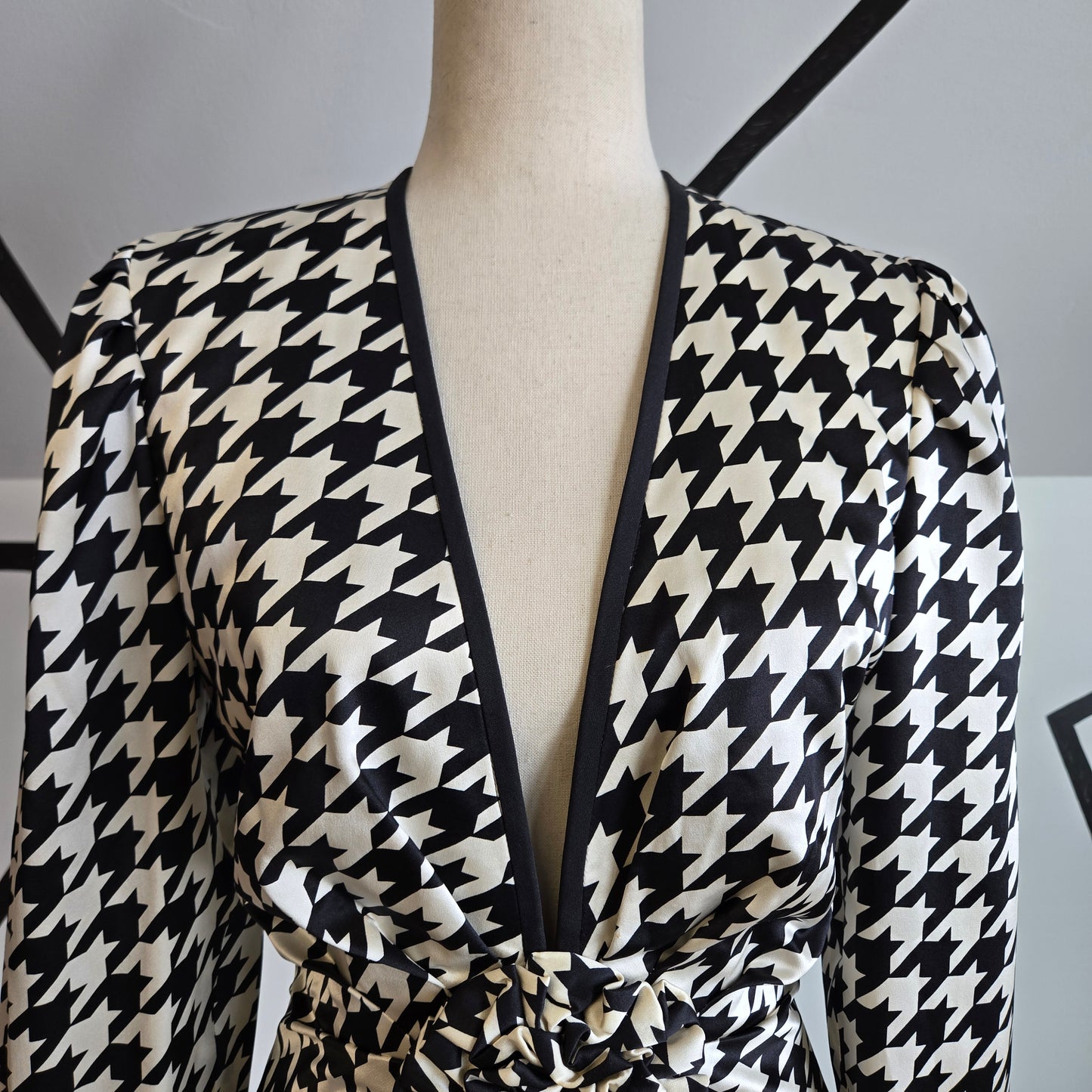 AJ Bari Silk Houndstooth Blazer with Floral Waist Detail - size 6