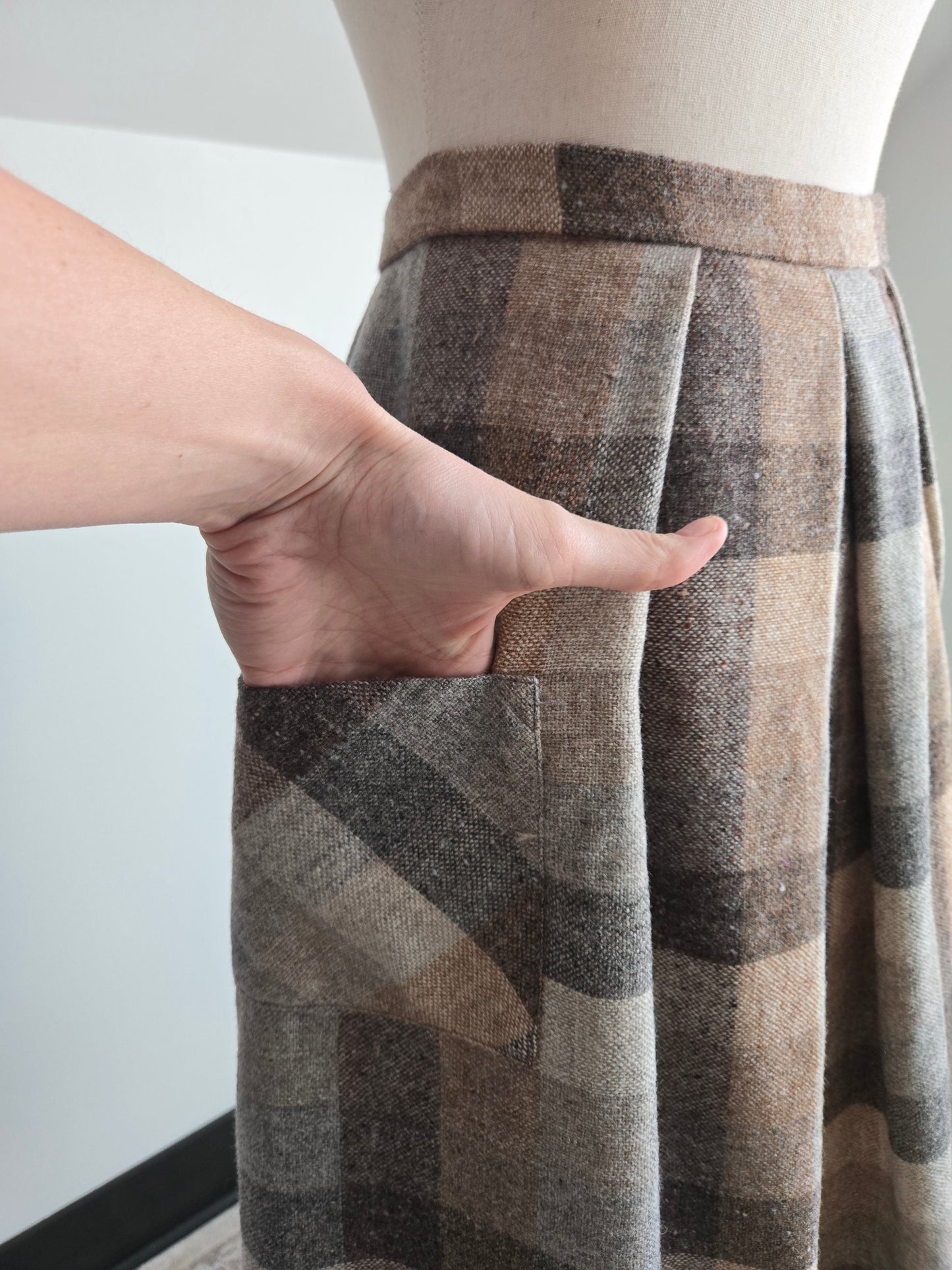 Edinburgh Woolen Mill Vintage Plaid Scottish Wool Skirt made in Great Britain - W32"