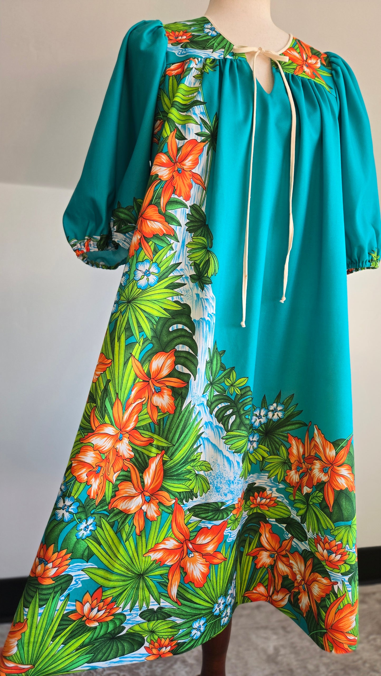 Sidan Hawaii Vintage Waterfall Muumuu - Medium