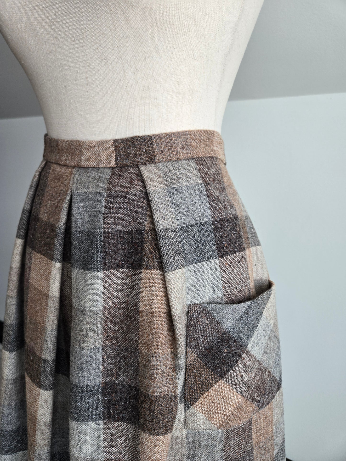 Edinburgh Woolen Mill Vintage Plaid Scottish Wool Skirt made in Great Britain - W32"