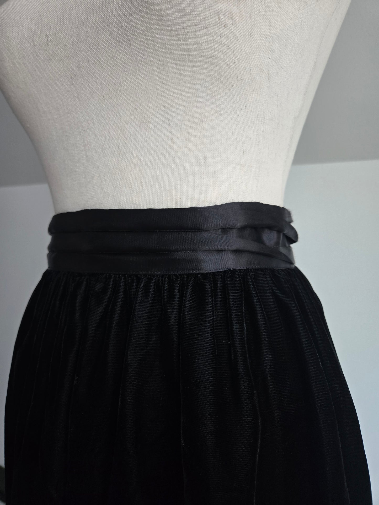 Gunne Sax by Jessica McClintok Black Velvet Skirt - XS
