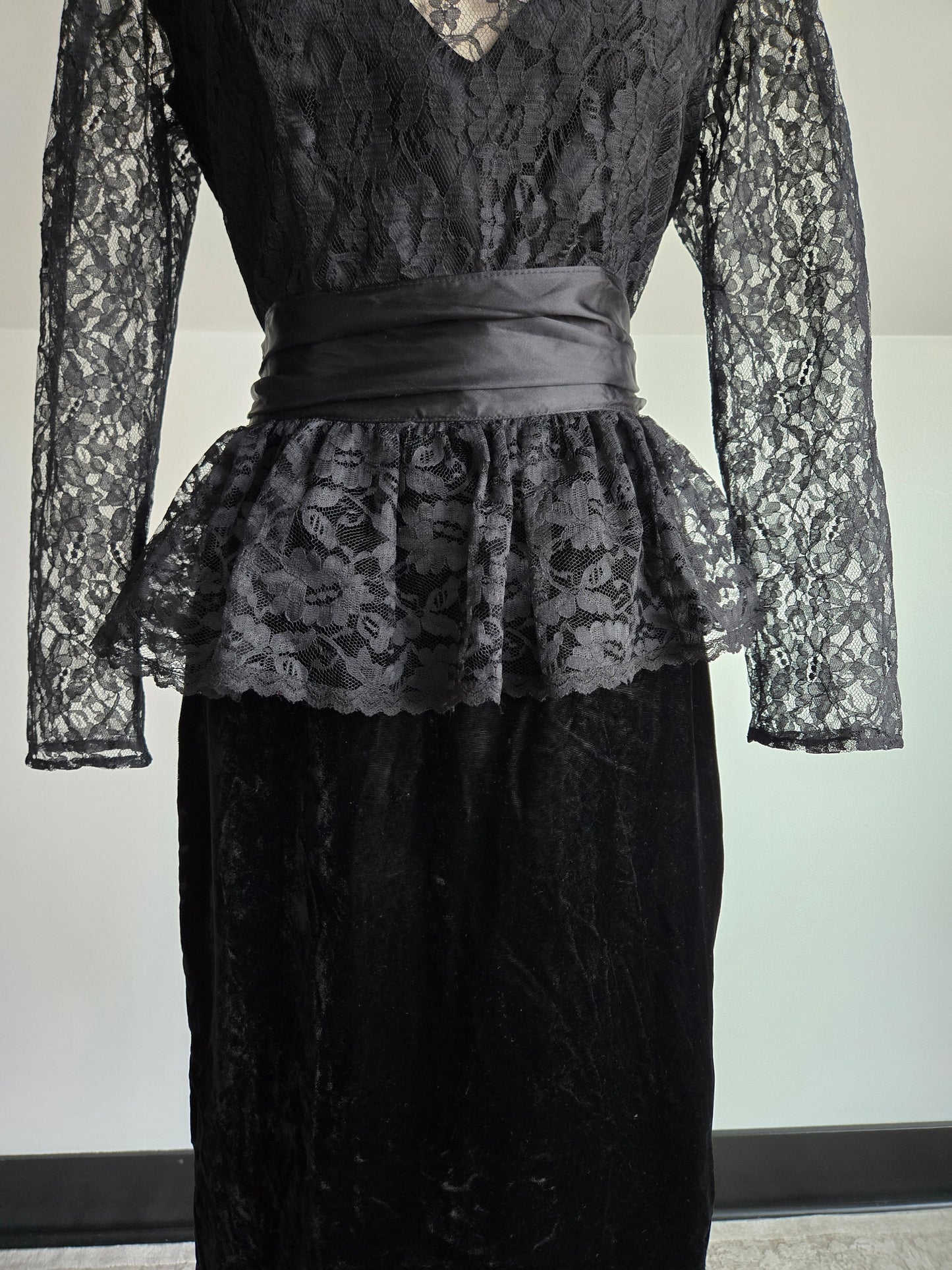 Gunne Sax Jessica McClintok Vintage 1980s Black Lace and Velvet Dress - S/M