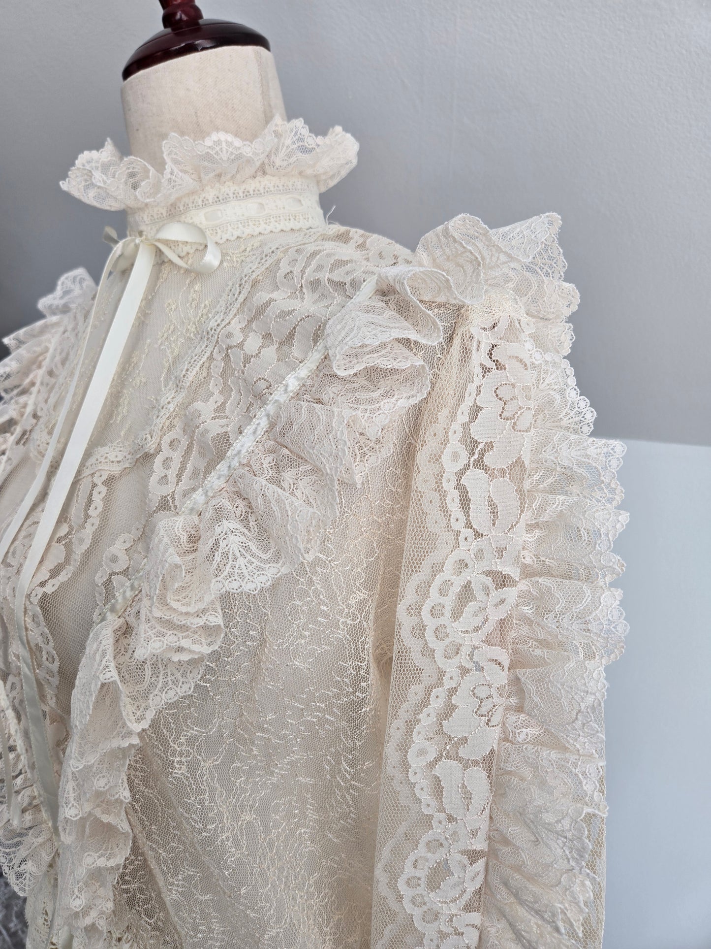 RARE! Vintage Dimensional Lace Blouse - Medium