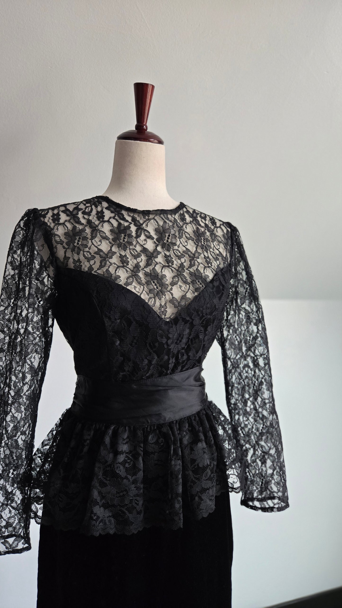 Gunne Sax Jessica McClintok Vintage 1980s Black Lace and Velvet Dress - S/M