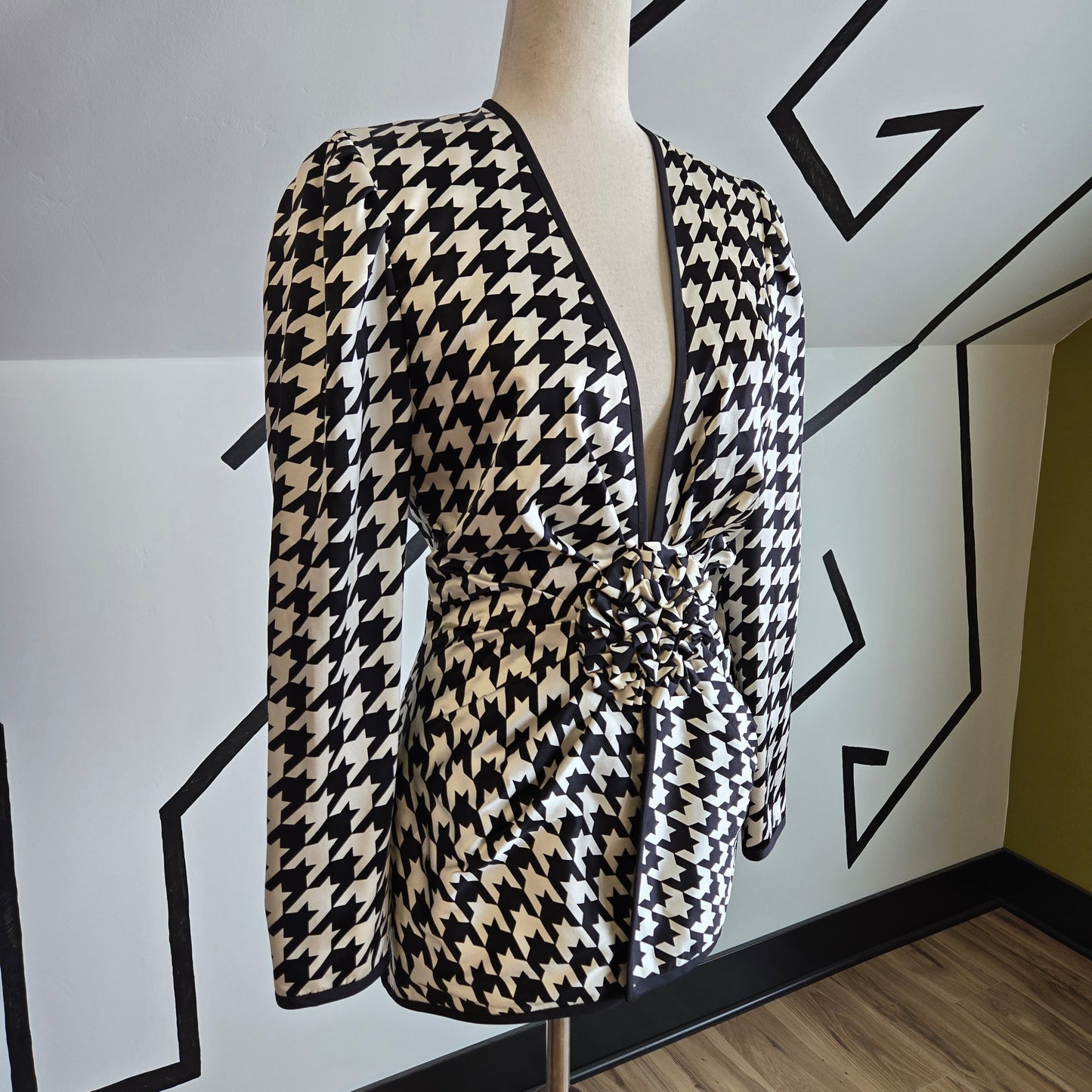 AJ Bari Silk Houndstooth Blazer with Floral Waist Detail - size 6