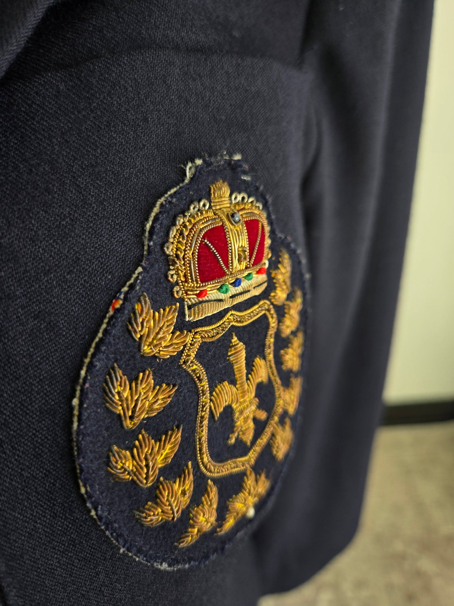 Embassy Row Vintage Pure Wool Navy Blazer with 3D Crest - Large