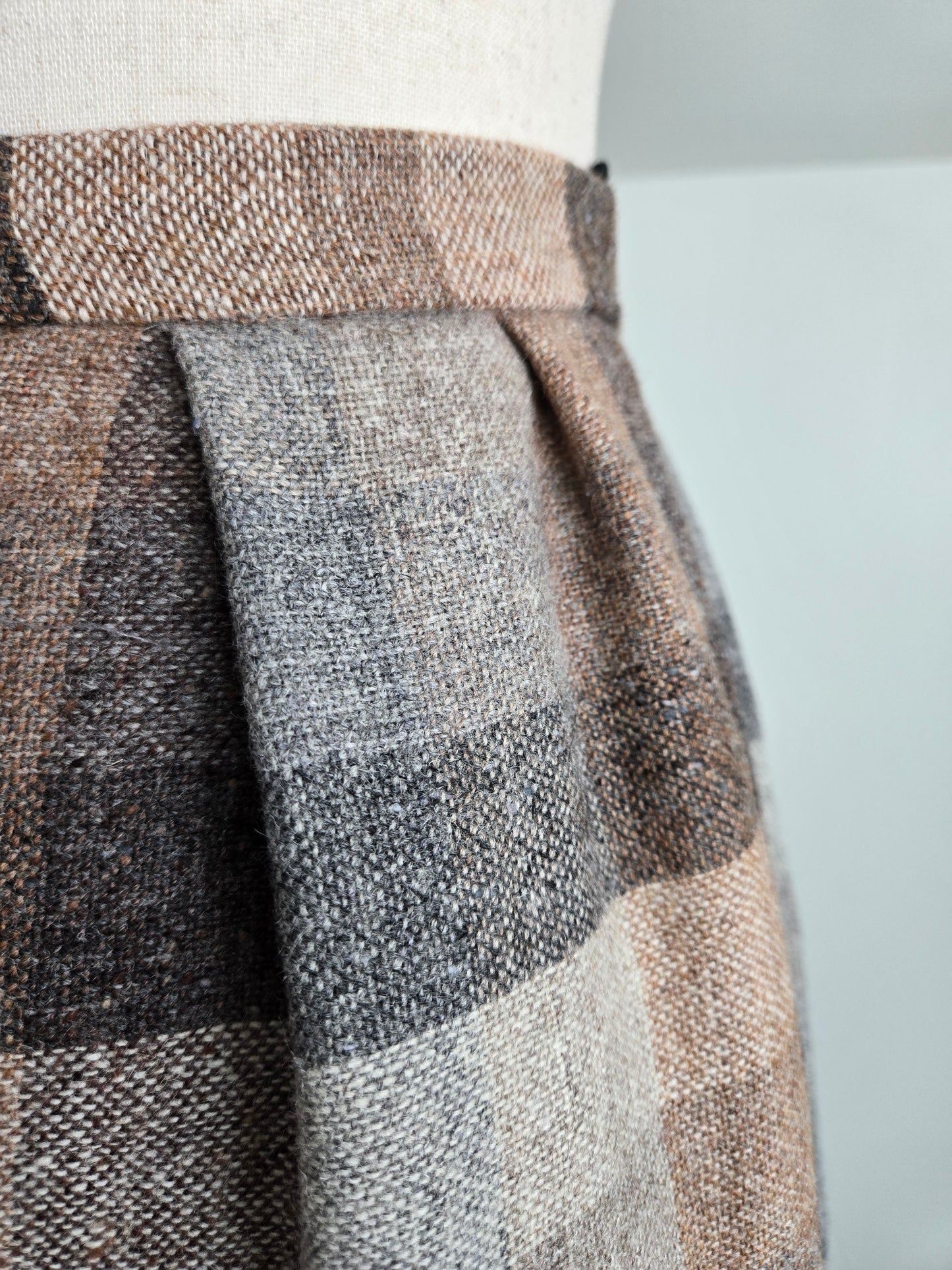 Edinburgh Woolen Mill Vintage Plaid Scottish Wool Skirt made in Great Britain - W32"