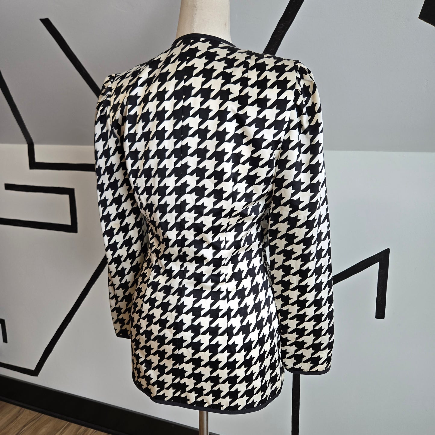 AJ Bari Silk Houndstooth Blazer with Floral Waist Detail - size 6