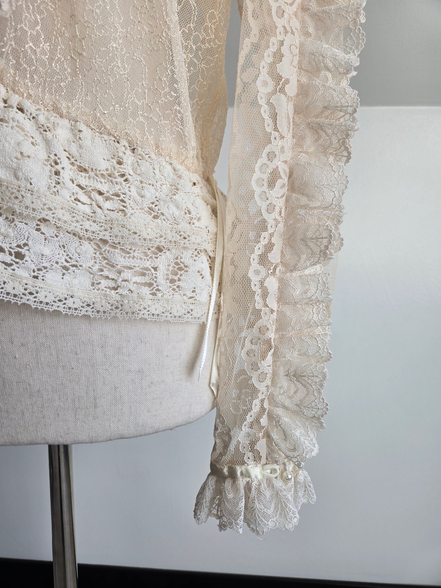 RARE! Vintage Dimensional Lace Blouse - Medium