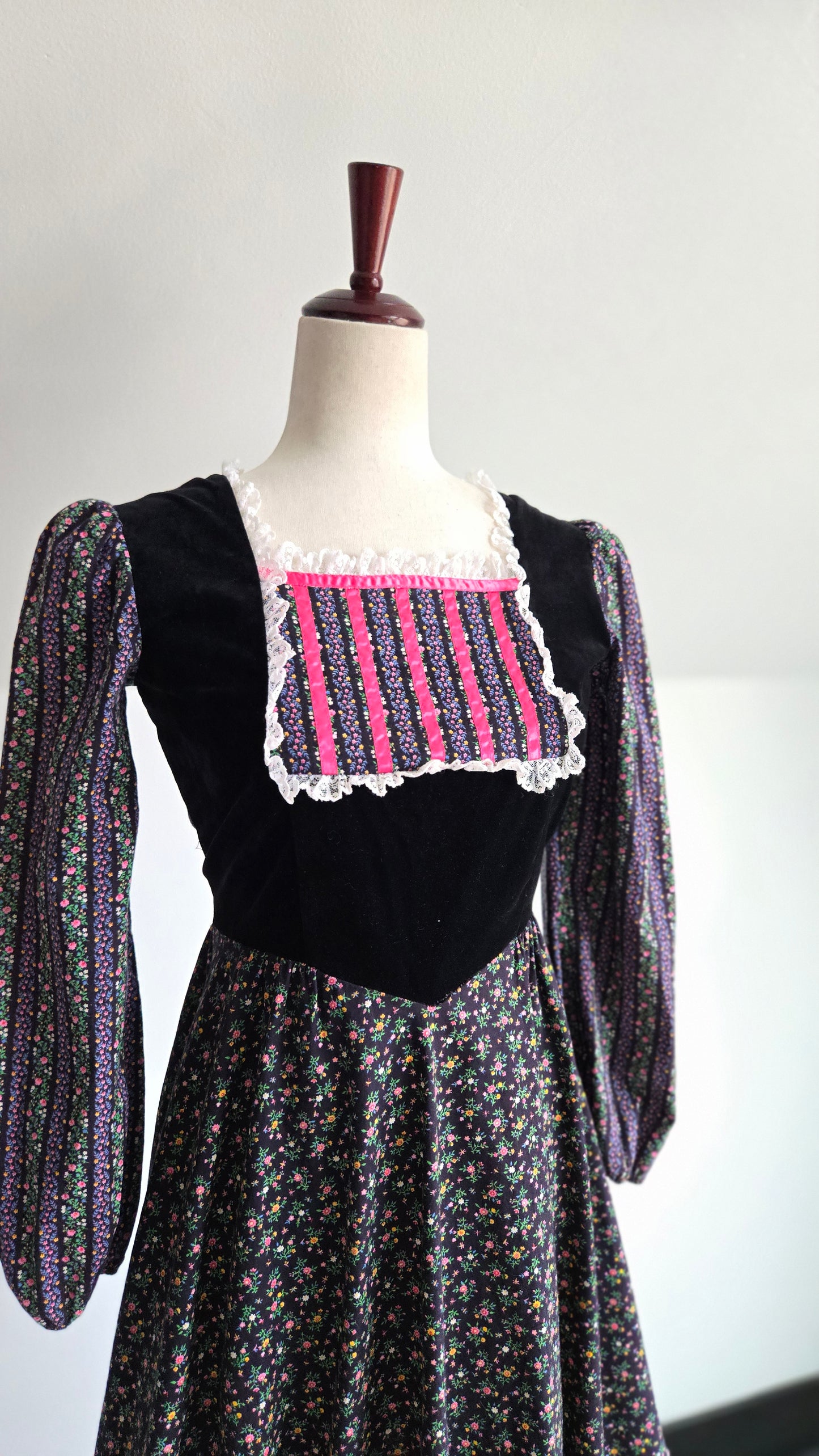 Petite Fashions Vintage 60s Velvet and Floral Prairie Dress - XS