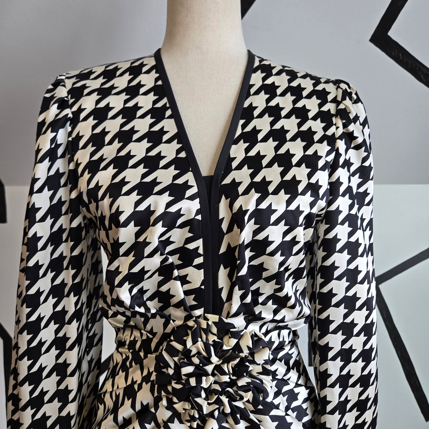 AJ Bari Silk Houndstooth Blazer with Floral Waist Detail - size 6