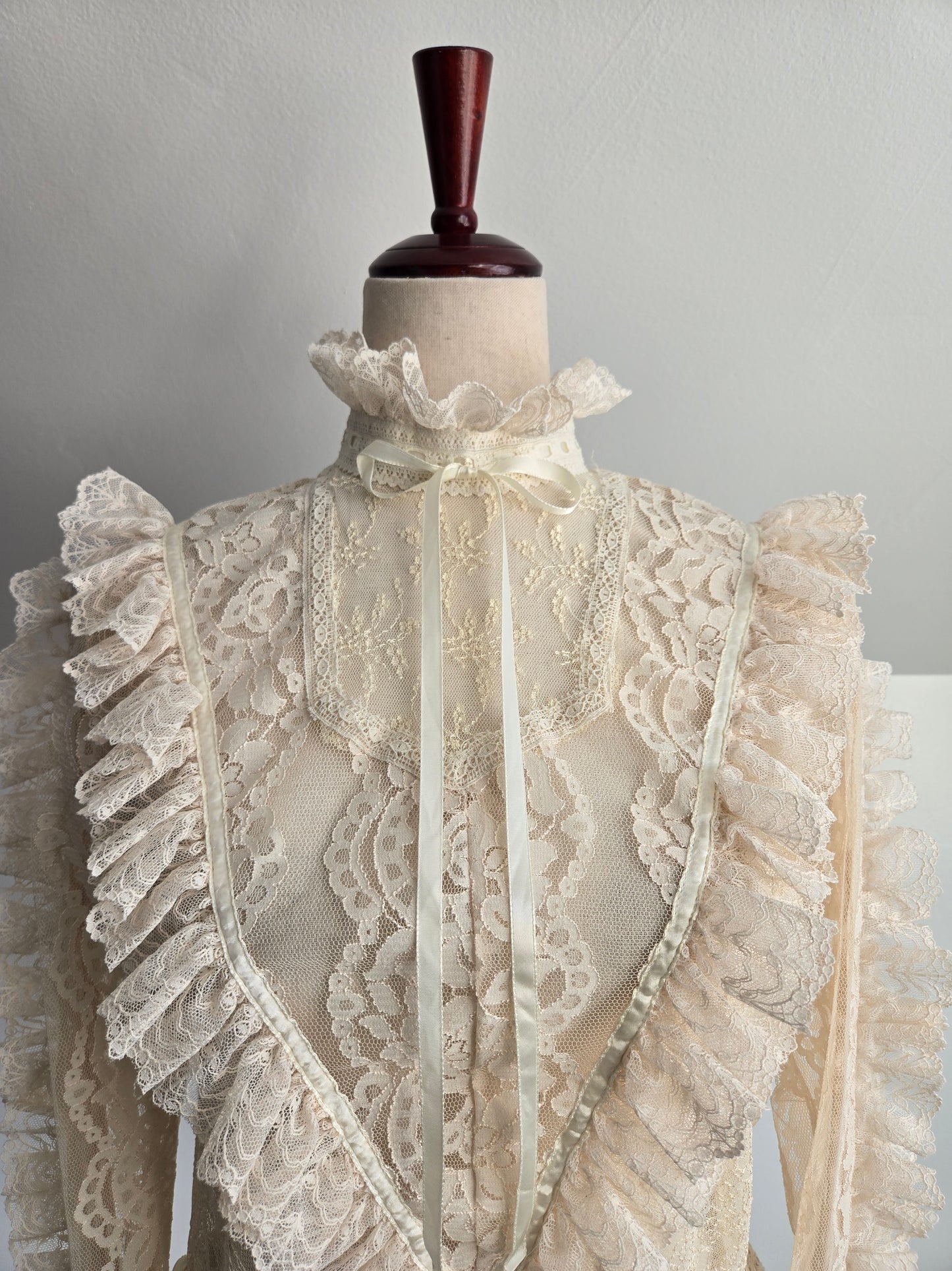 RARE! Vintage Dimensional Lace Blouse - Medium