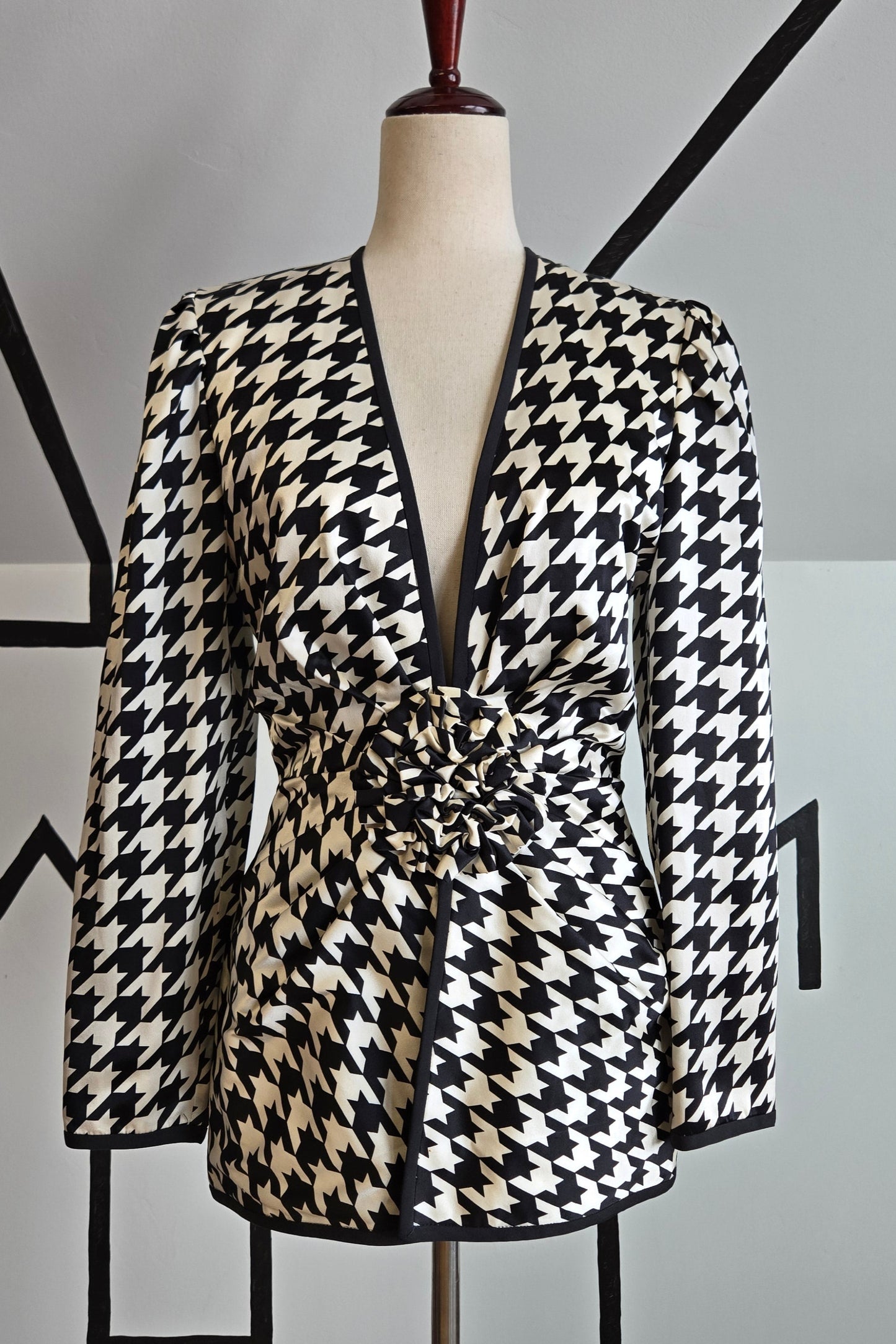 AJ Bari Silk Houndstooth Blazer with Floral Waist Detail - size 6