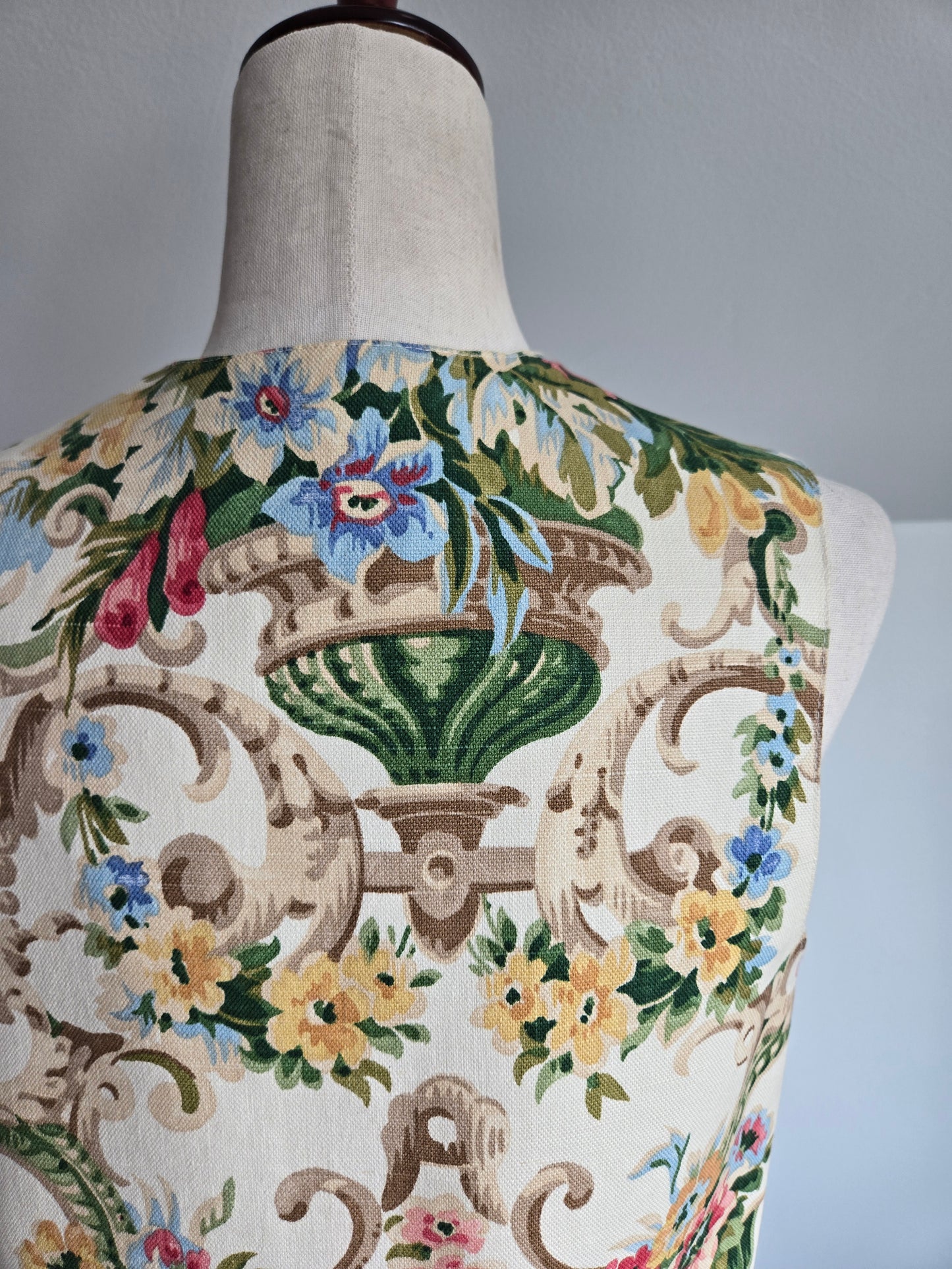 E Claire Vintage Cotton Floral Vest in Ivory - S/M