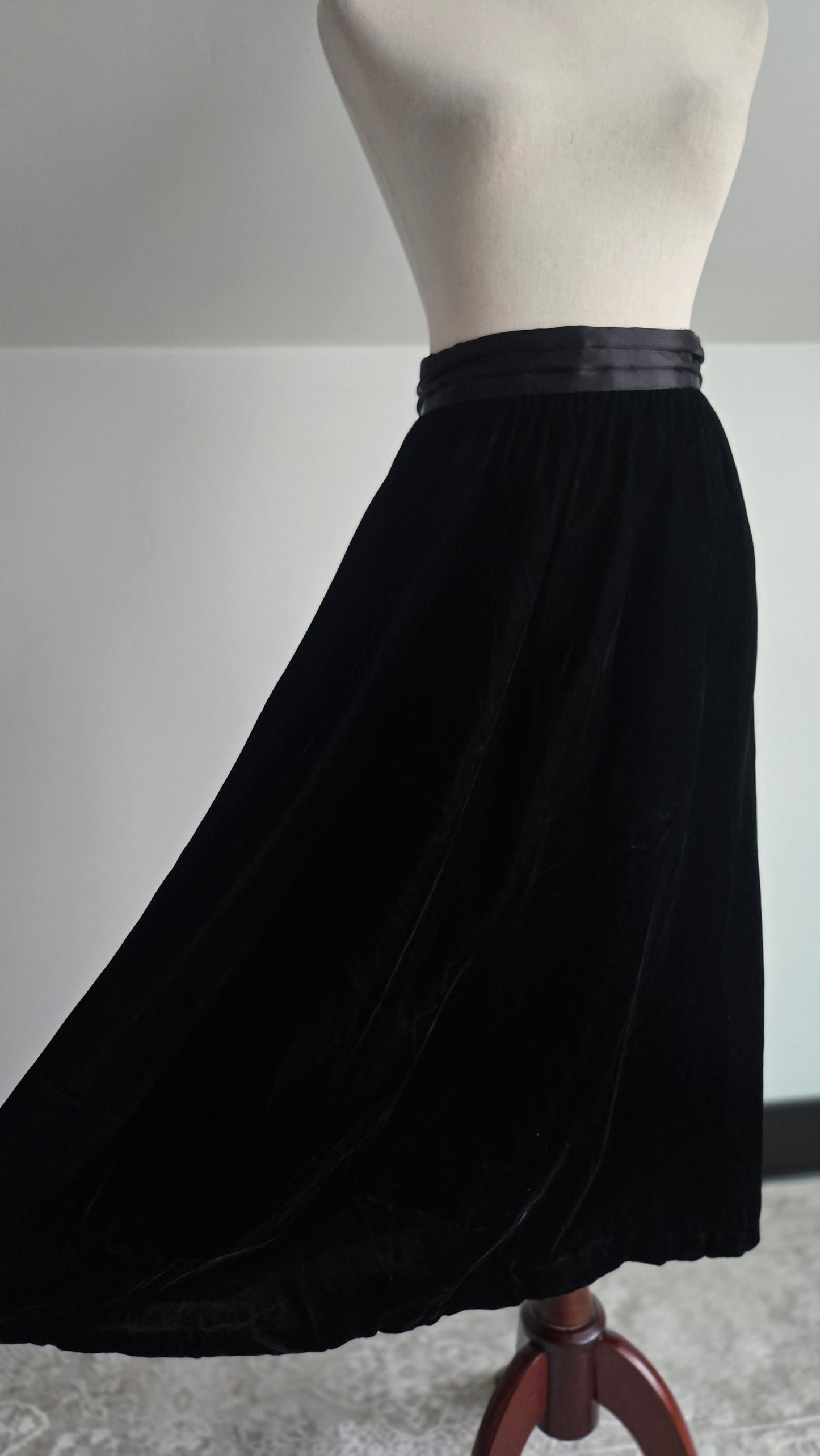 Gunne Sax by Jessica McClintok Black Velvet Skirt - XS