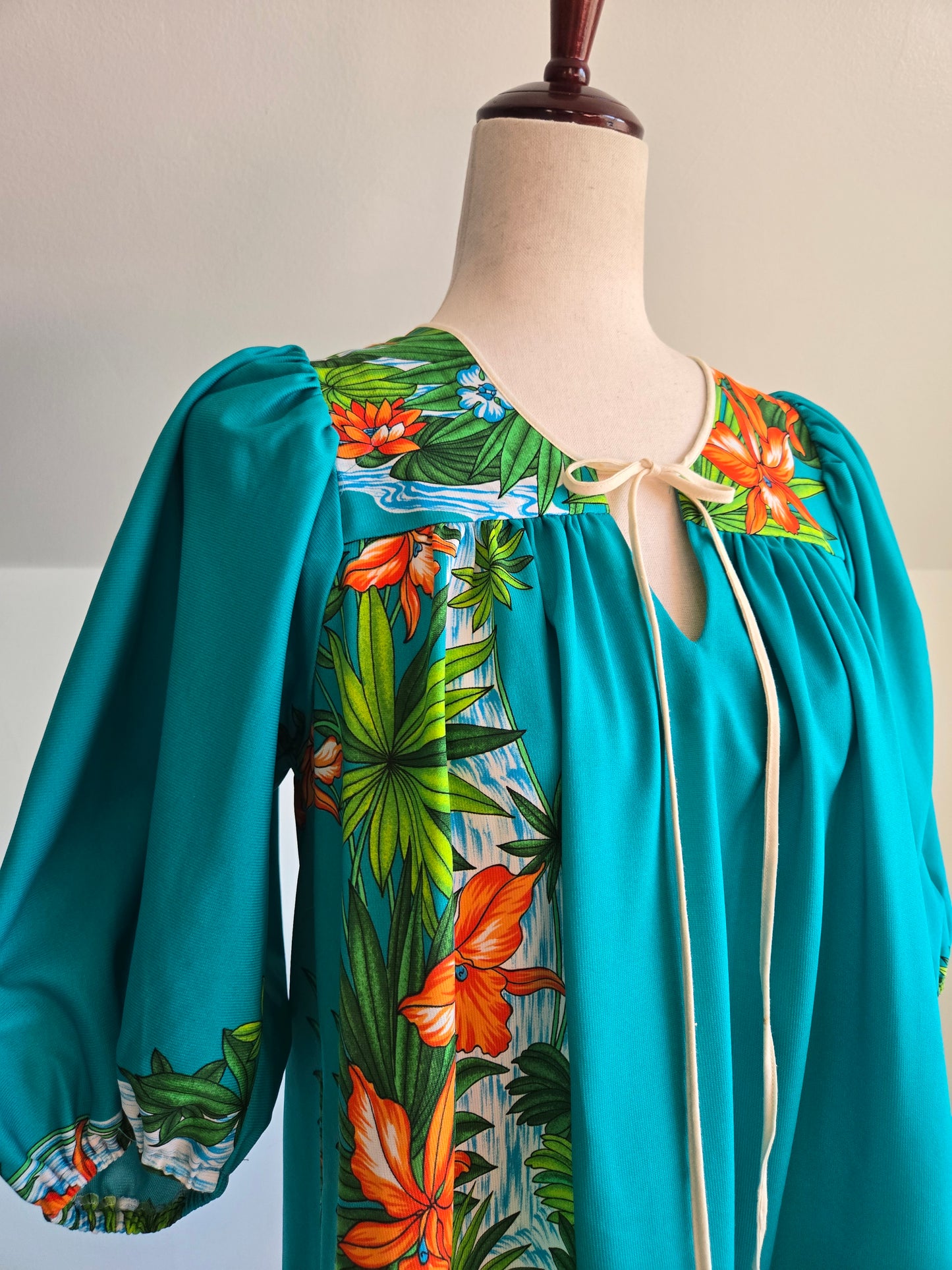 Sidan Hawaii Vintage Waterfall Muumuu - Medium