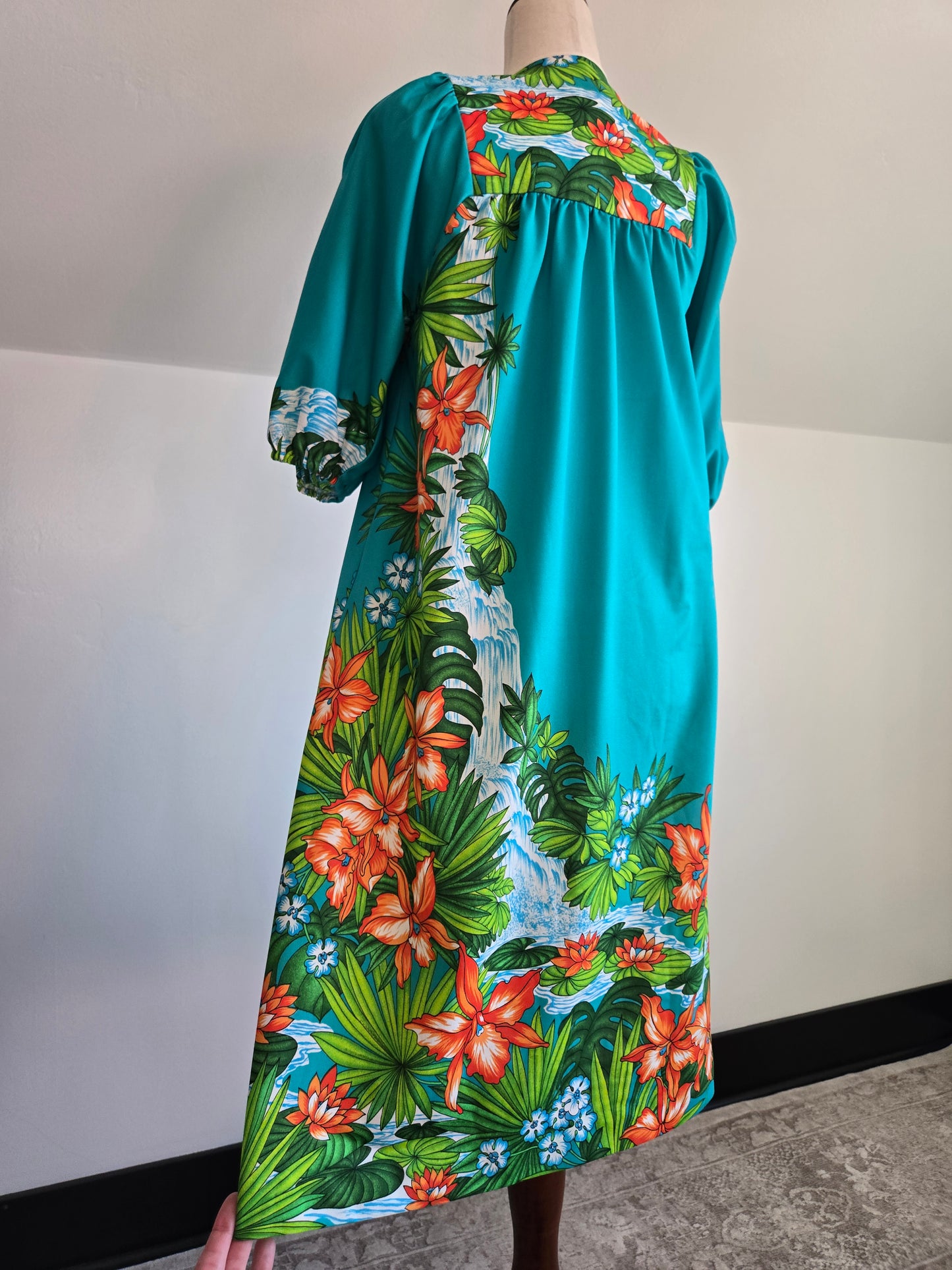 Sidan Hawaii Vintage Waterfall Muumuu - Medium