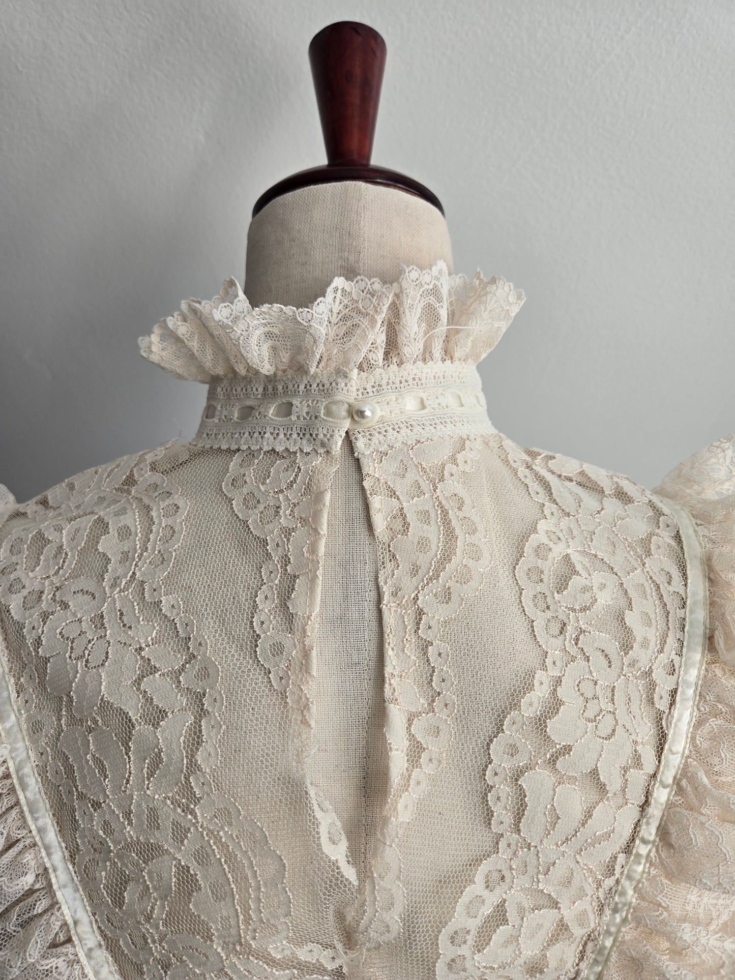RARE! Vintage Dimensional Lace Blouse - Medium