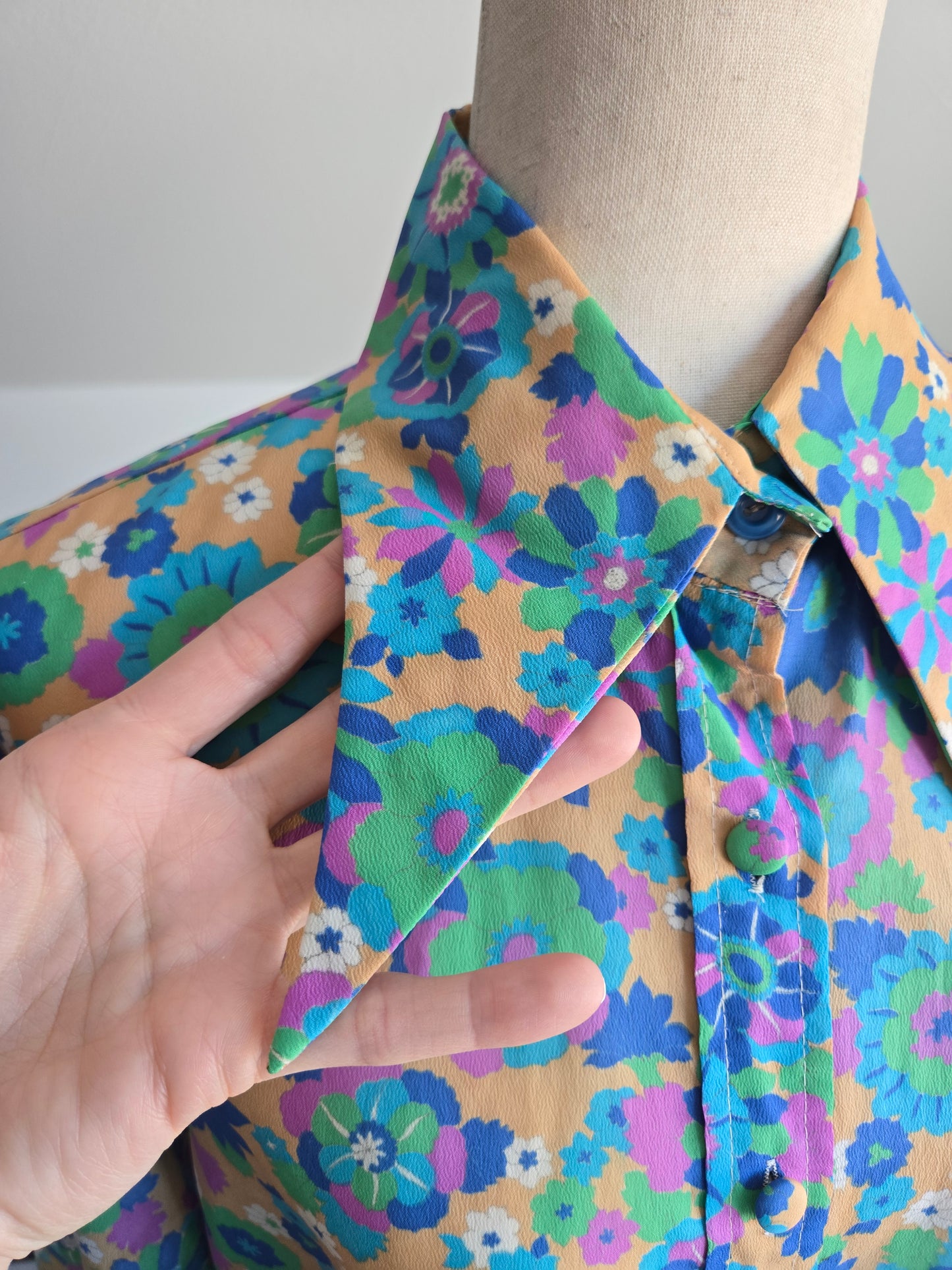 Talia Vintage 70s Floral Daggr Collar Top - M/L