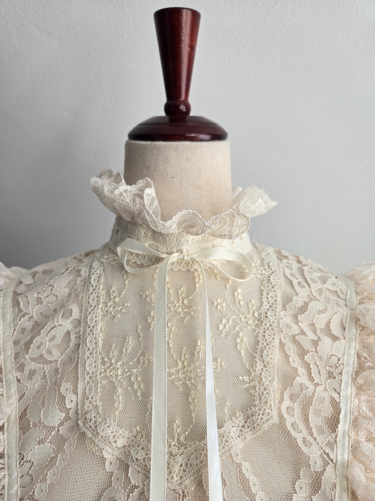 RARE! Vintage Dimensional Lace Blouse - Medium