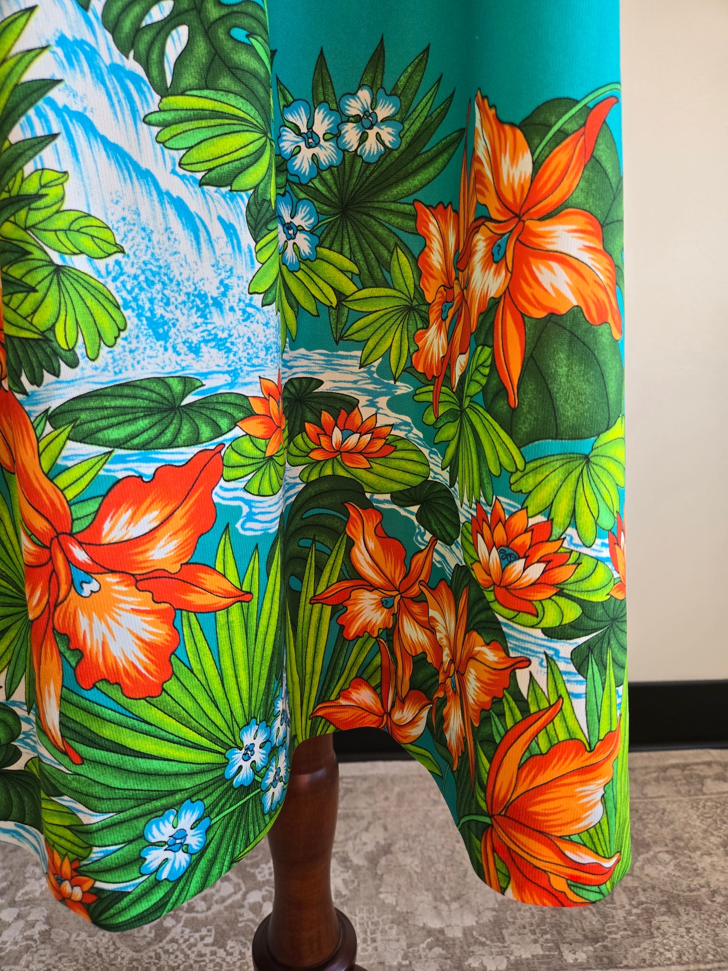 Sidan Hawaii Vintage Waterfall Muumuu - Medium