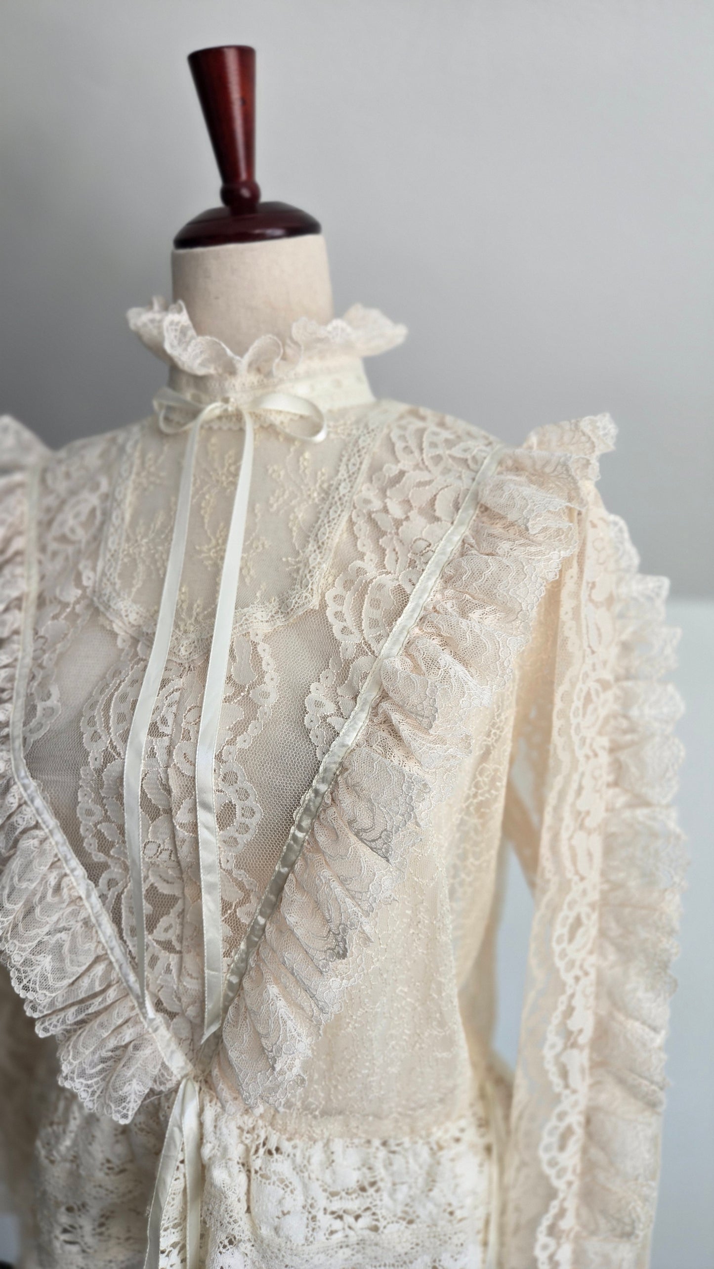 RARE! Vintage Dimensional Lace Blouse - Medium