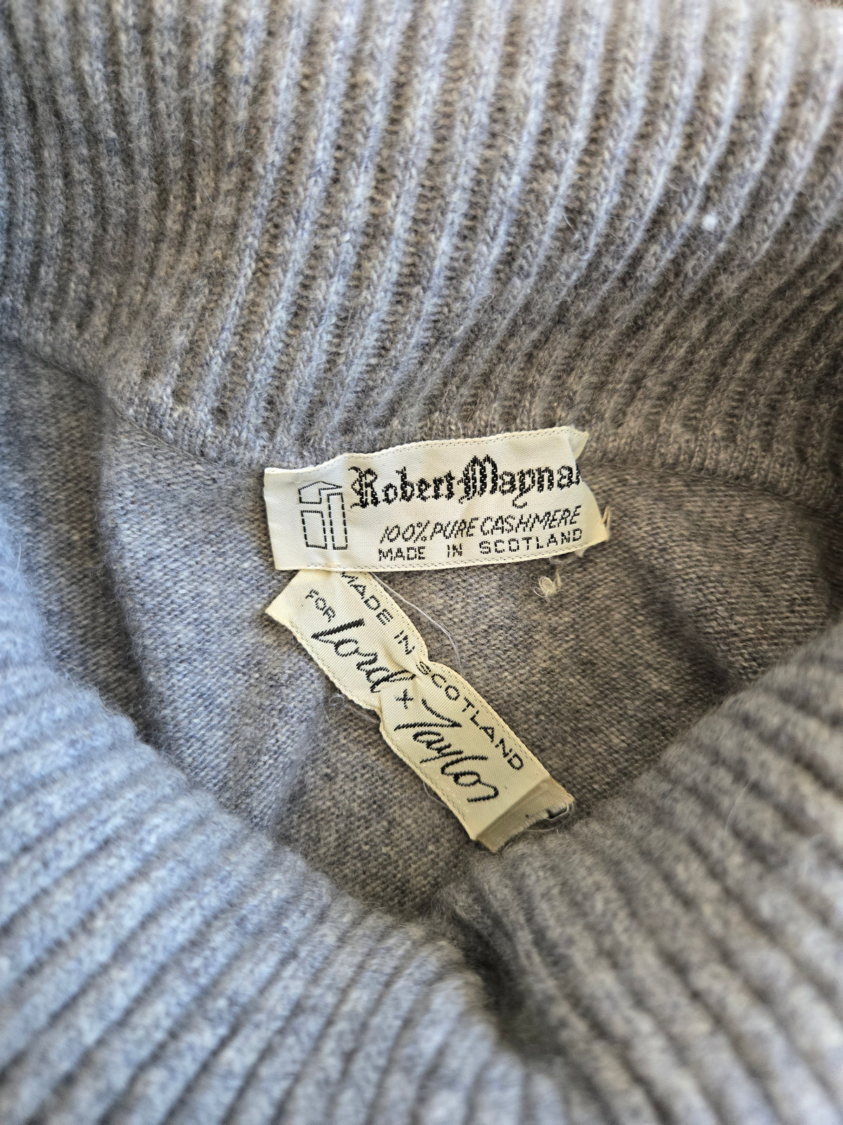 Vintage Robert Maynard Pure Scottish Cashmere Sweater - Medium