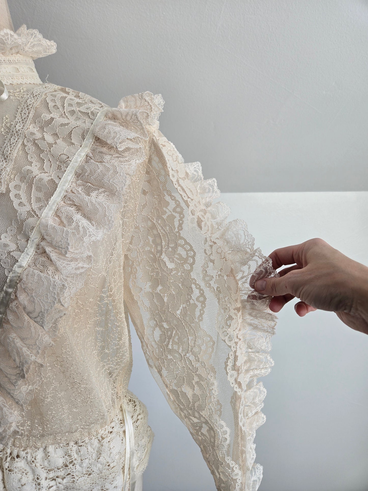 RARE! Vintage Dimensional Lace Blouse - Medium