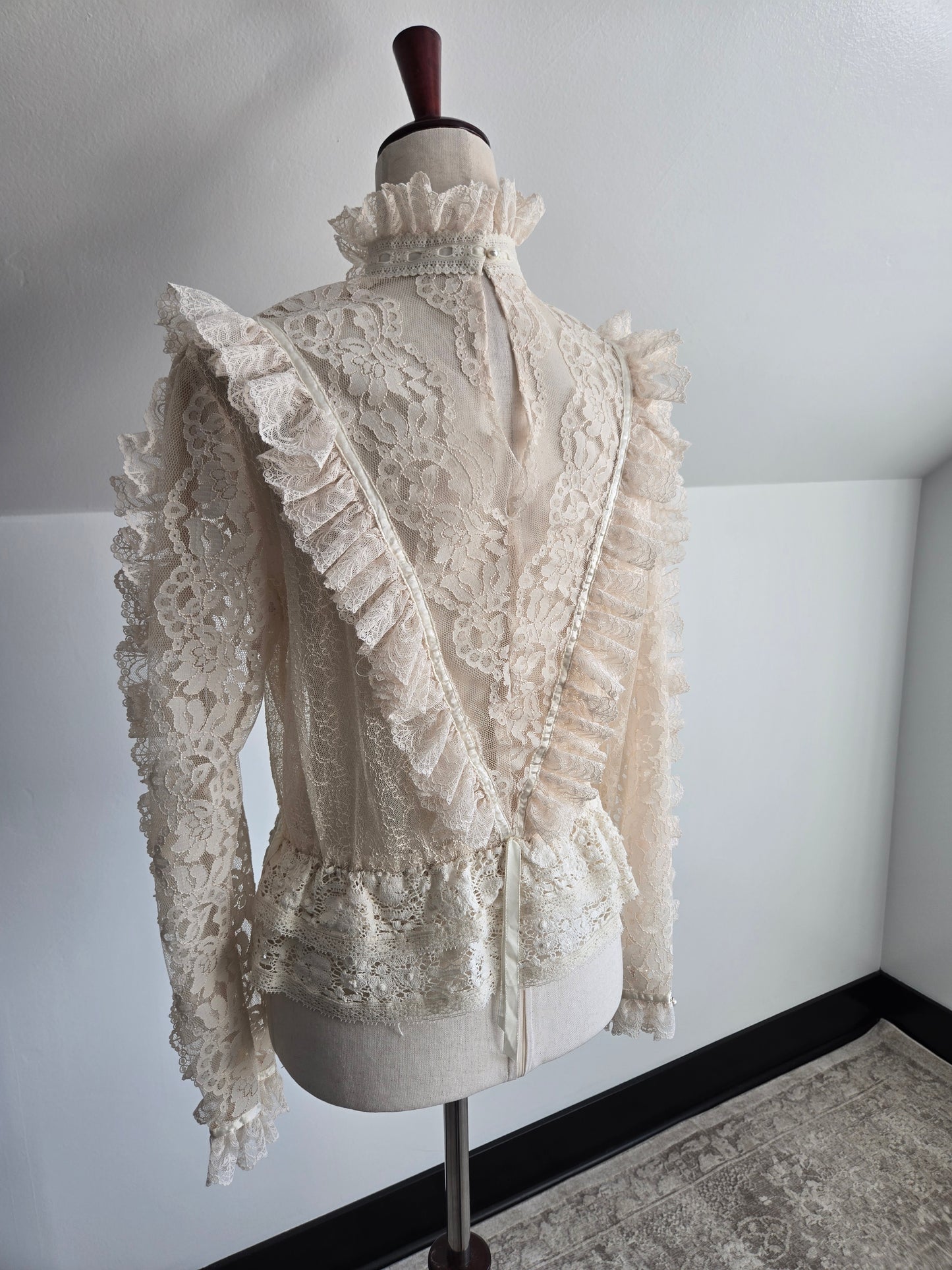 RARE! Vintage Dimensional Lace Blouse - Medium