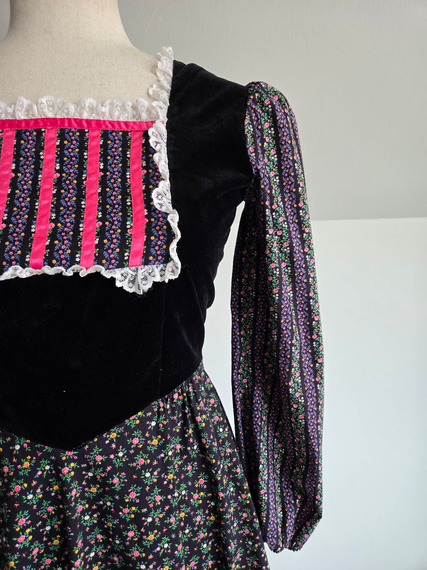 Petite Fashions Vintage 60s Velvet and Floral Prairie Dress - XS